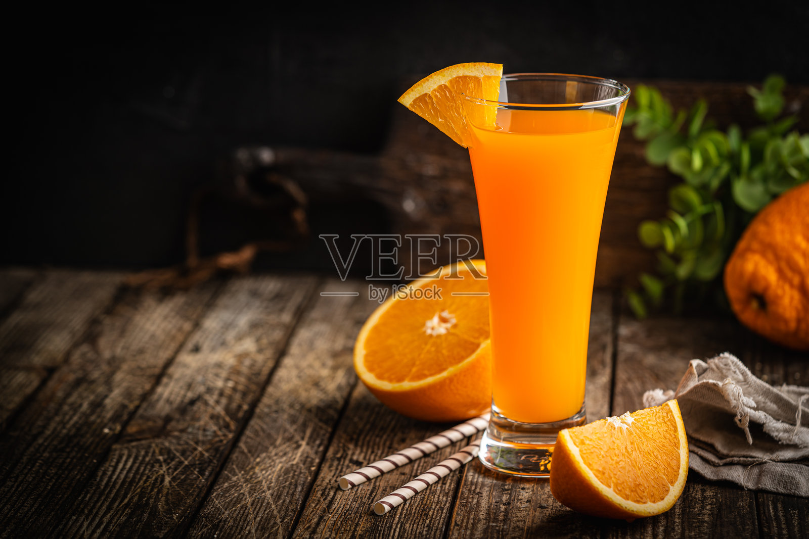 新鲜有机橙汁饮料或鸡尾酒照片摄影图片