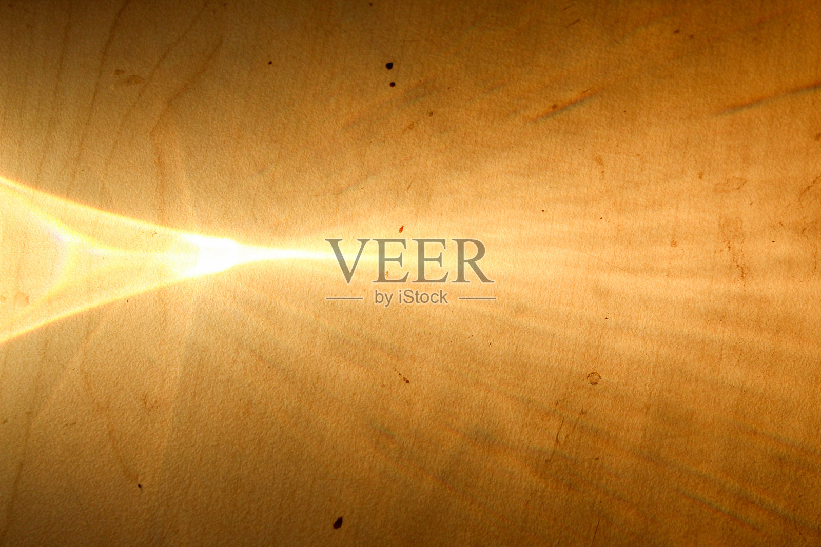 自然光照射在桌子上的深金色阳光。阳光,光线,光束照片摄影图片