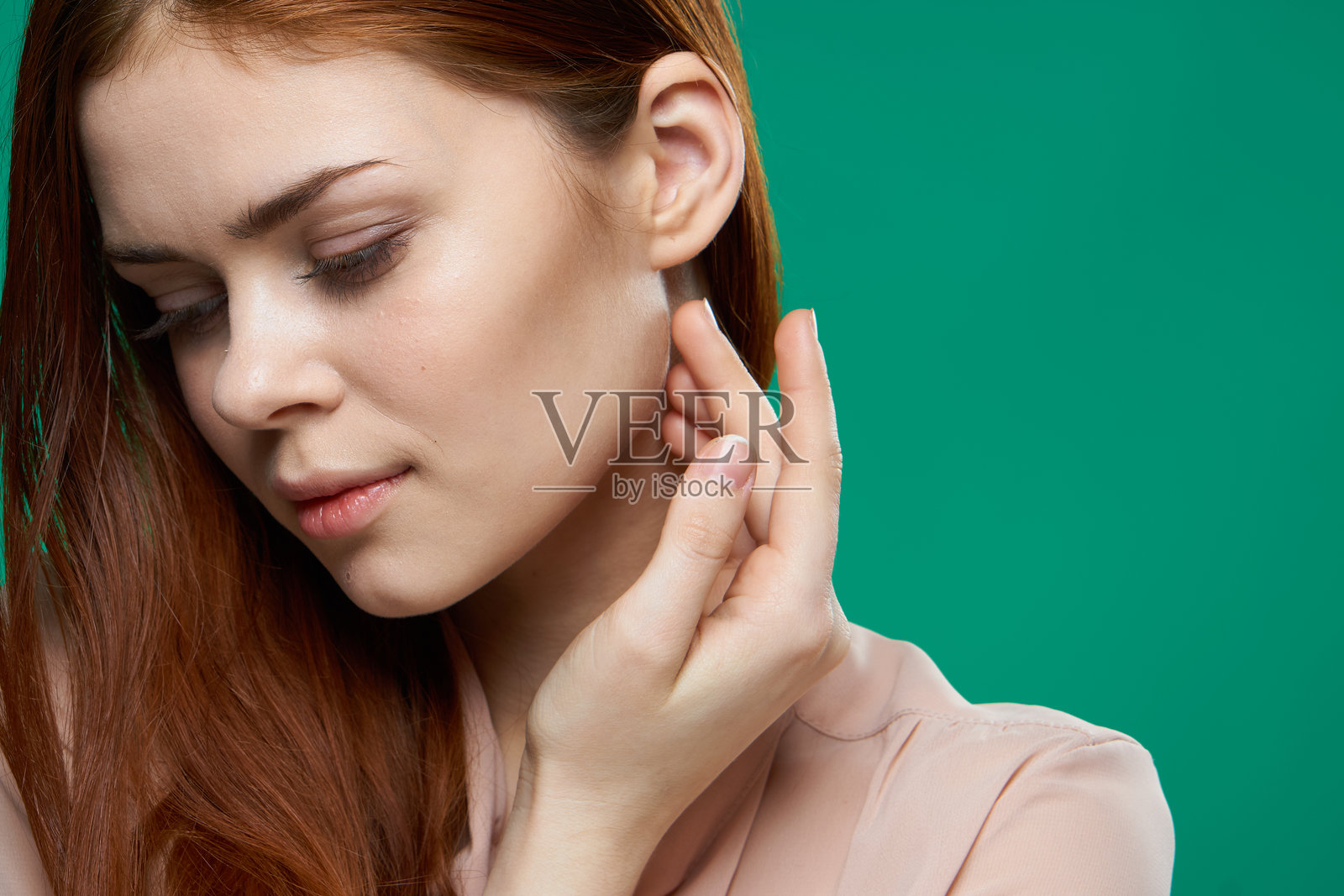 迷人的女性奢华化妆品面部特写,绿色背景照片摄影图片