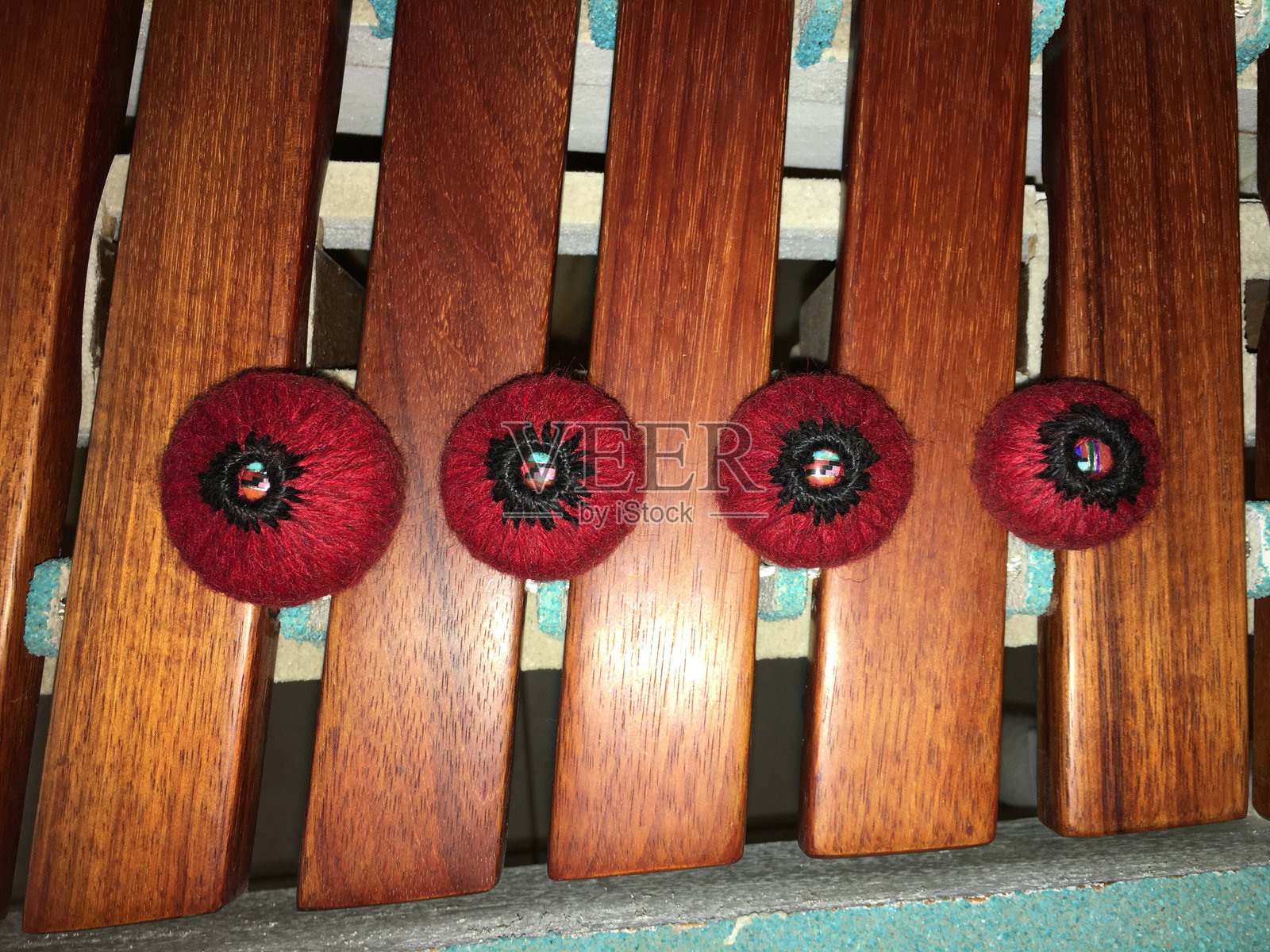 木质表面上的红色毛毡球照片摄影图片