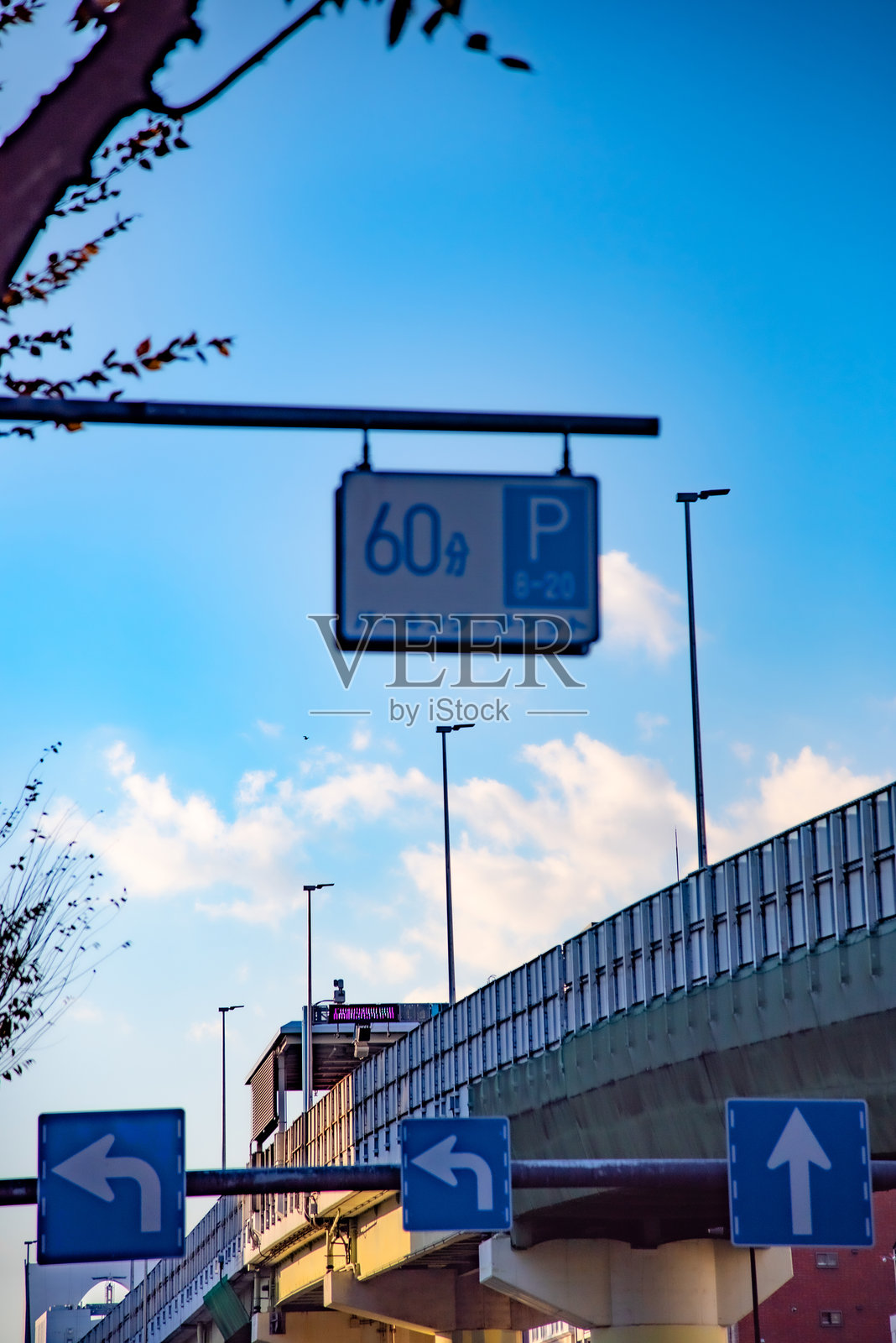 高速公路和收费站通往某个地方照片摄影图片