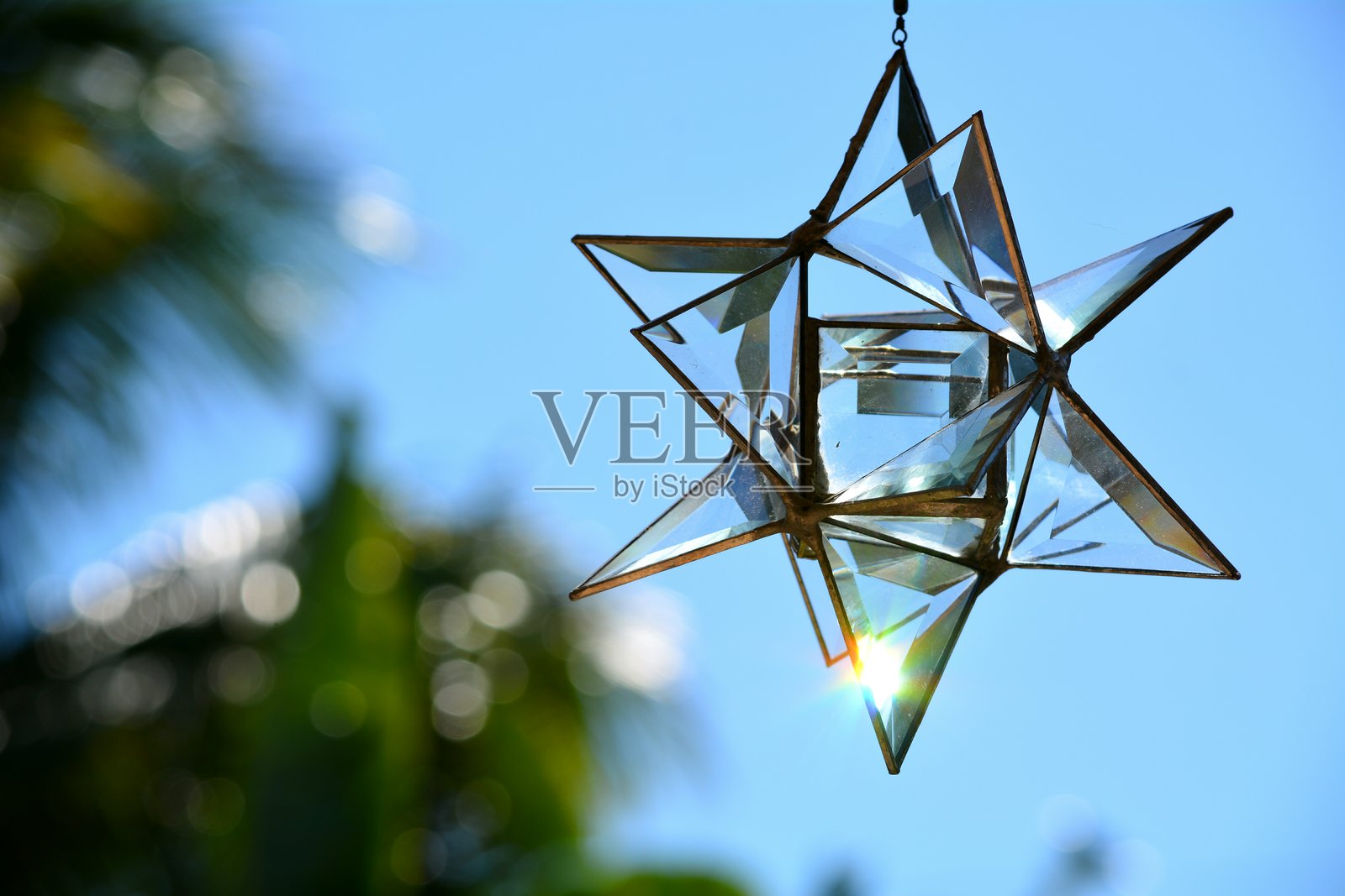 低角度视图的水晶棱镜挂件映衬蓝天照片摄影图片