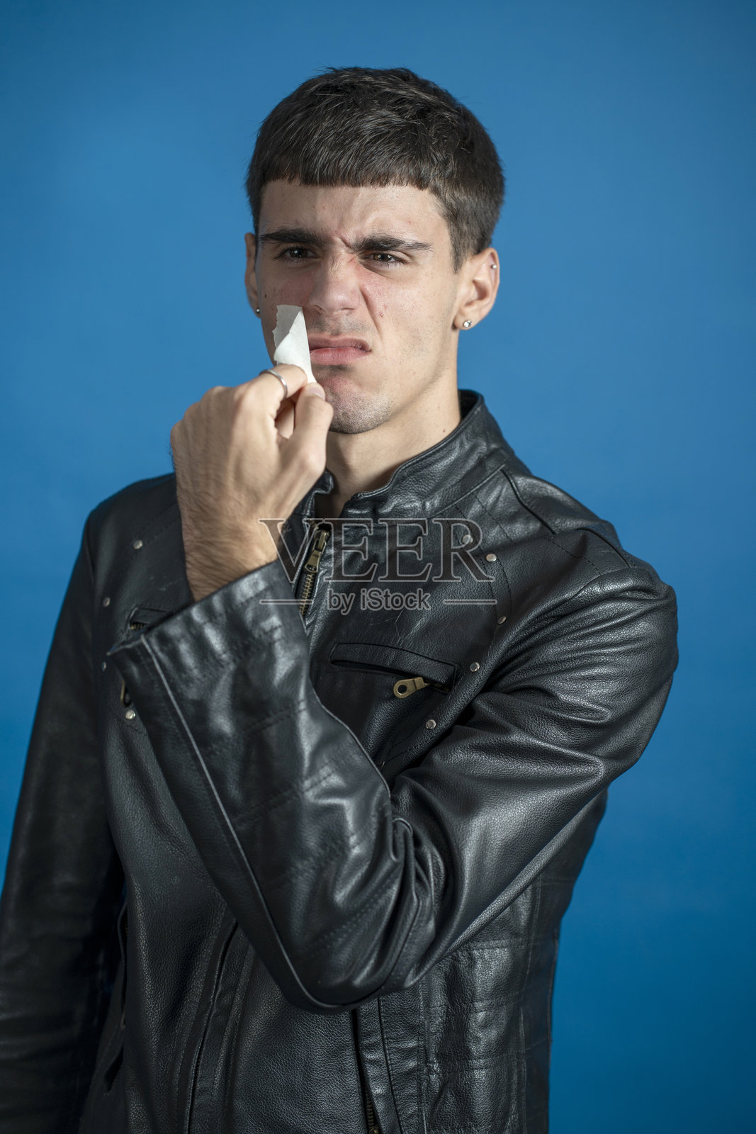 青少年男子在蓝色背景下反对审查制度照片摄影图片