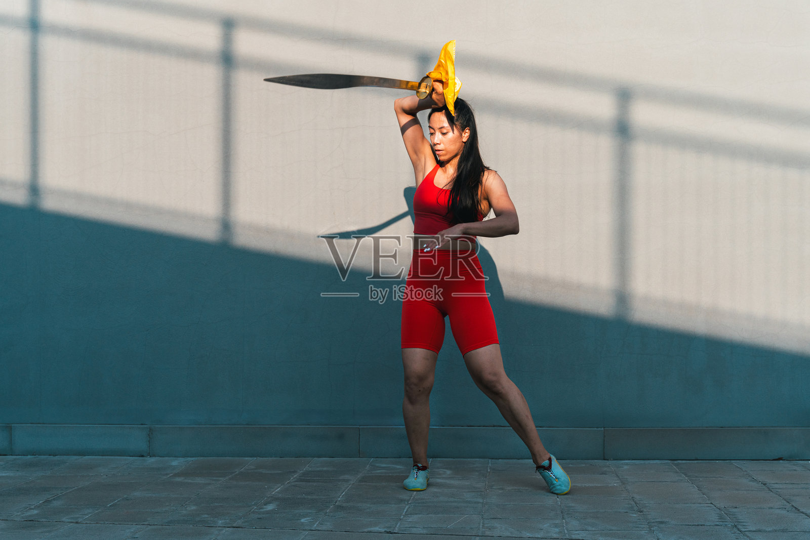 中国年轻女性练习武术功夫。照片摄影图片