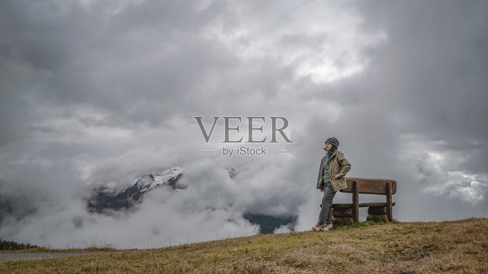 低角度视图的女性与多云的天空照片摄影图片