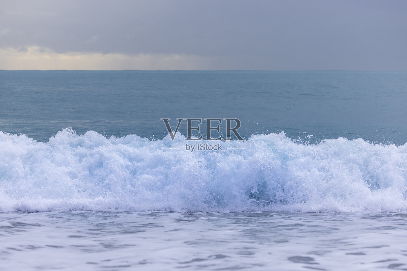 海洋中形成的波浪照片摄影图片