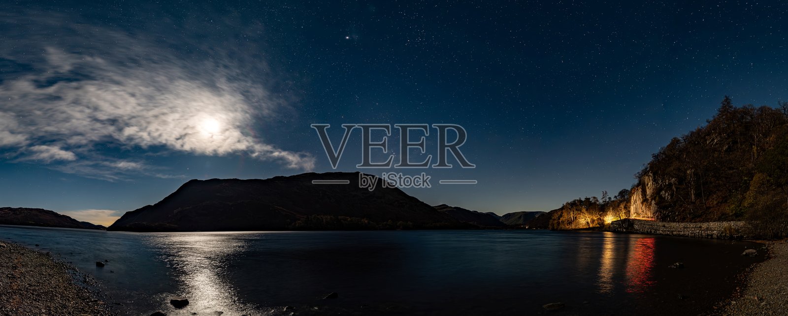 月光下的乌尔斯沃特全景,山上方有猎户座、火星和木星。照片摄影图片