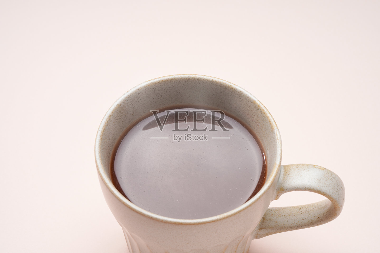 热可可在彩色背景上孤立展示照片摄影图片