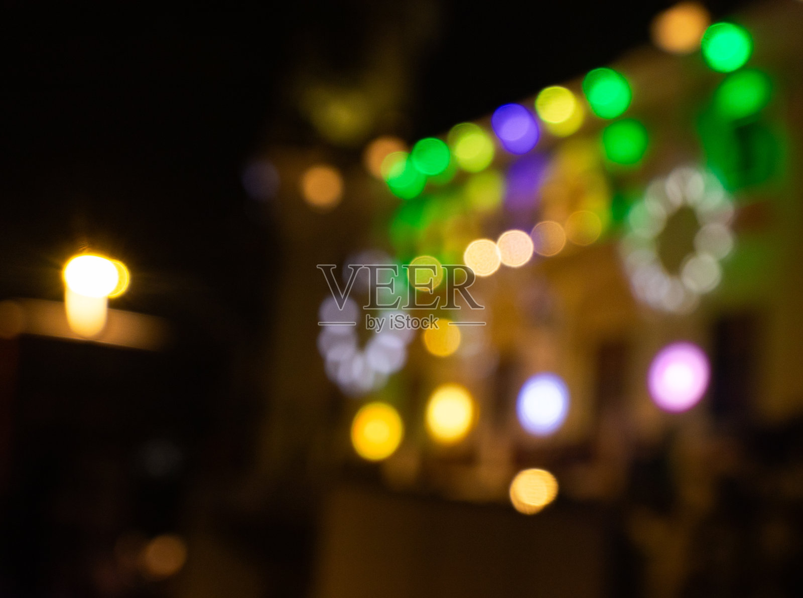 美丽的景色和特写散景背景,灯光背景,圆形散景的不同颜色,抽象背景,充满散景的黑暗背景。照片摄影图片