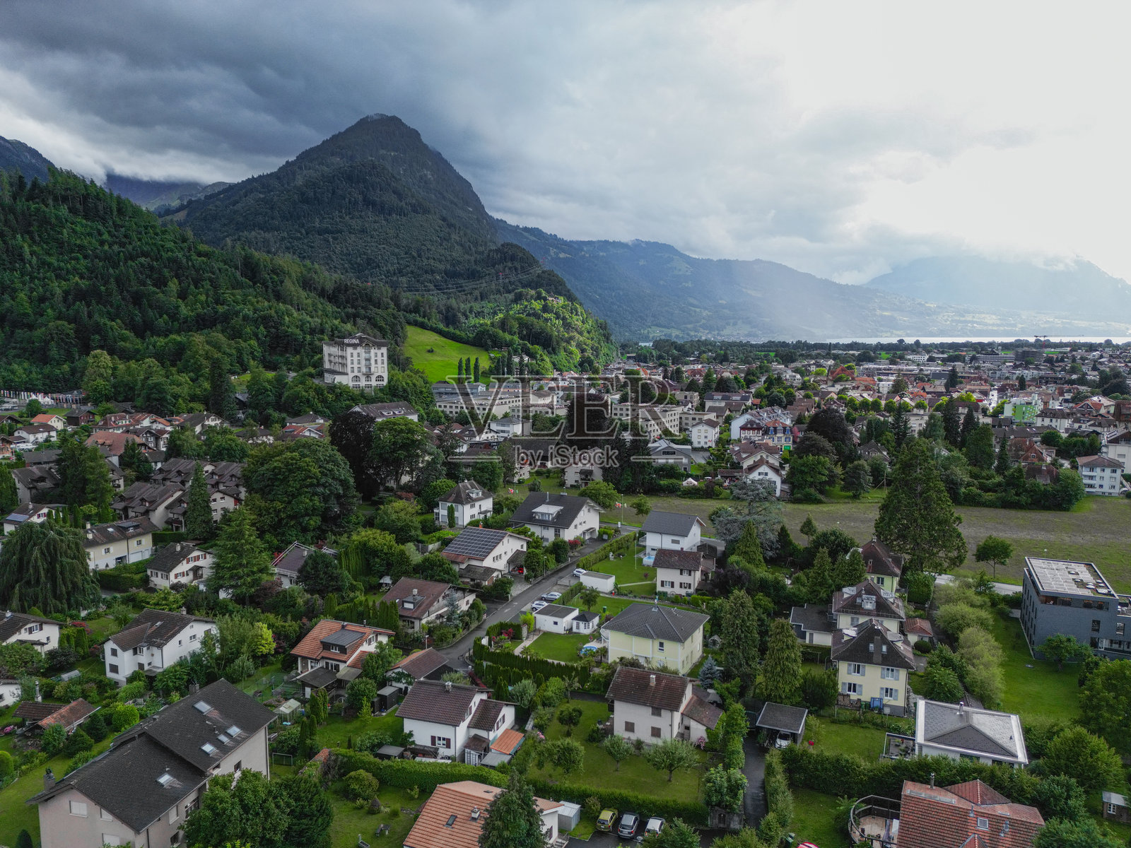 瑞士的山脉和天空风景。无人机视角下的瑞士阿尔卑斯山雪景。照片摄影图片