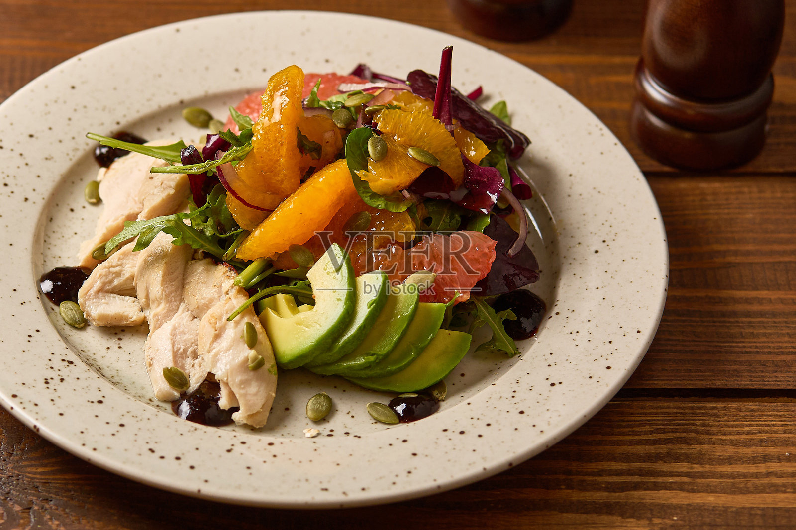 健康的鸡肉沙拉配鳄梨和柑橘照片摄影图片