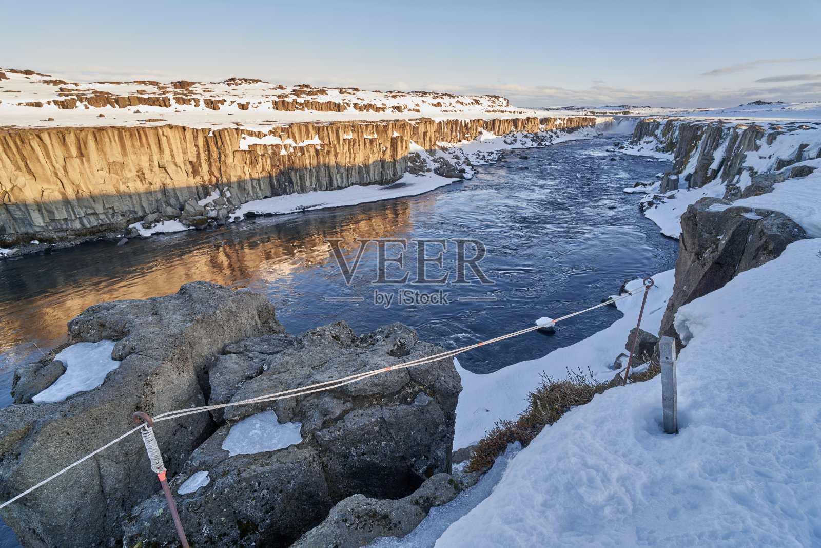 冰岛雪山峡谷中流淌的河流照片摄影图片