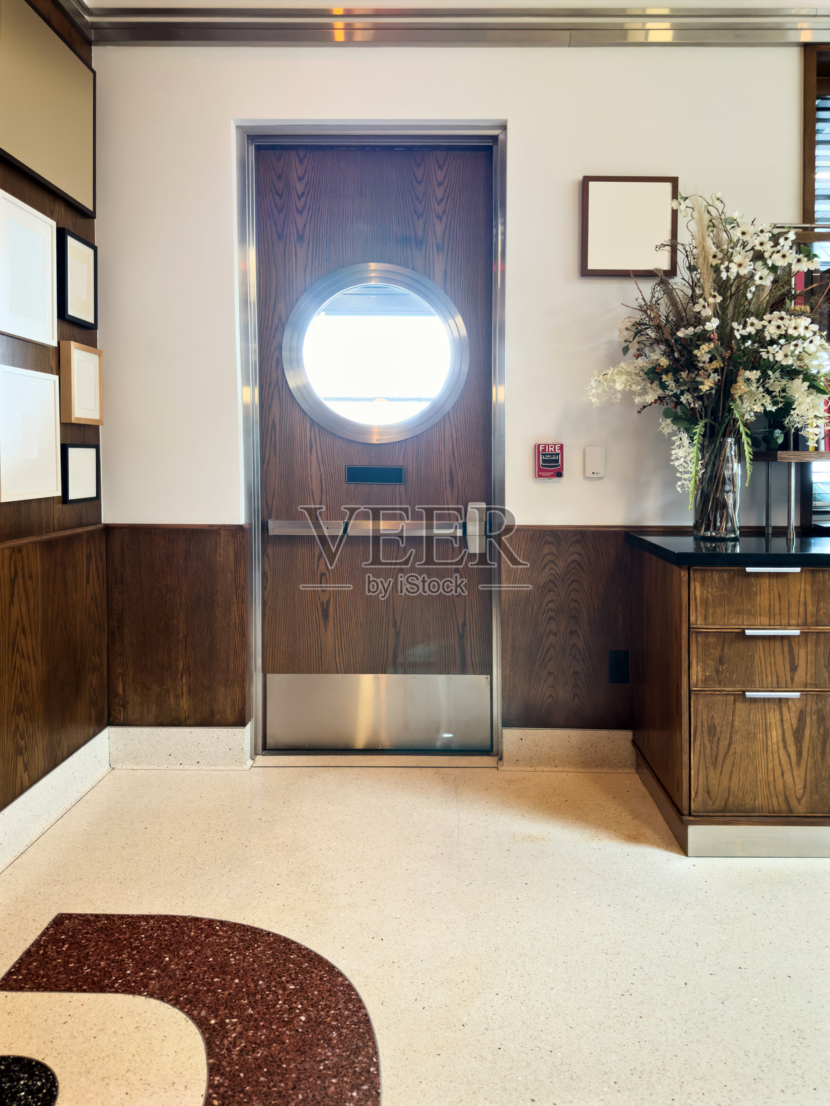 餐厅出口门照片摄影图片