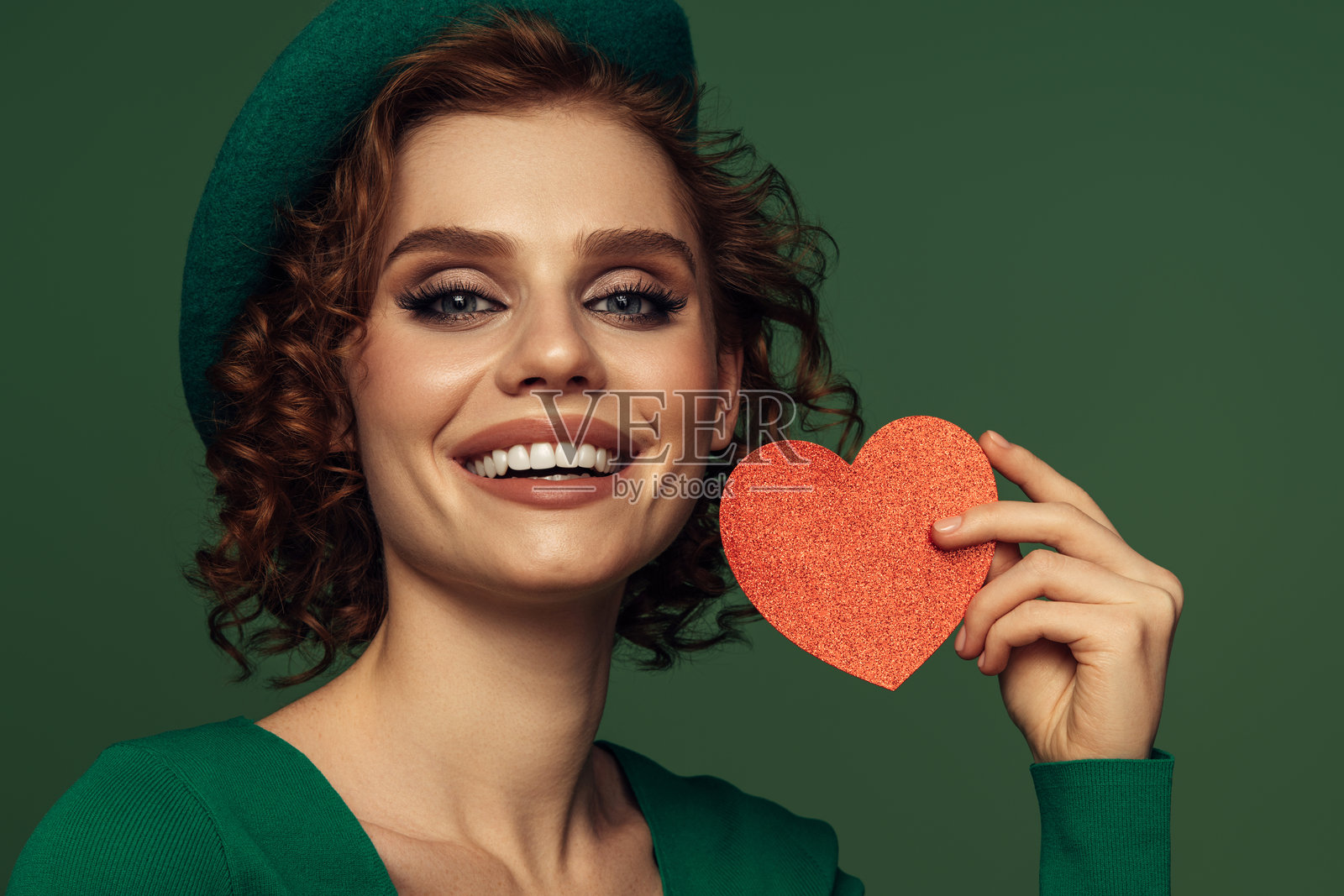 真挚的快乐:带着爱的灿烂微笑照片摄影图片