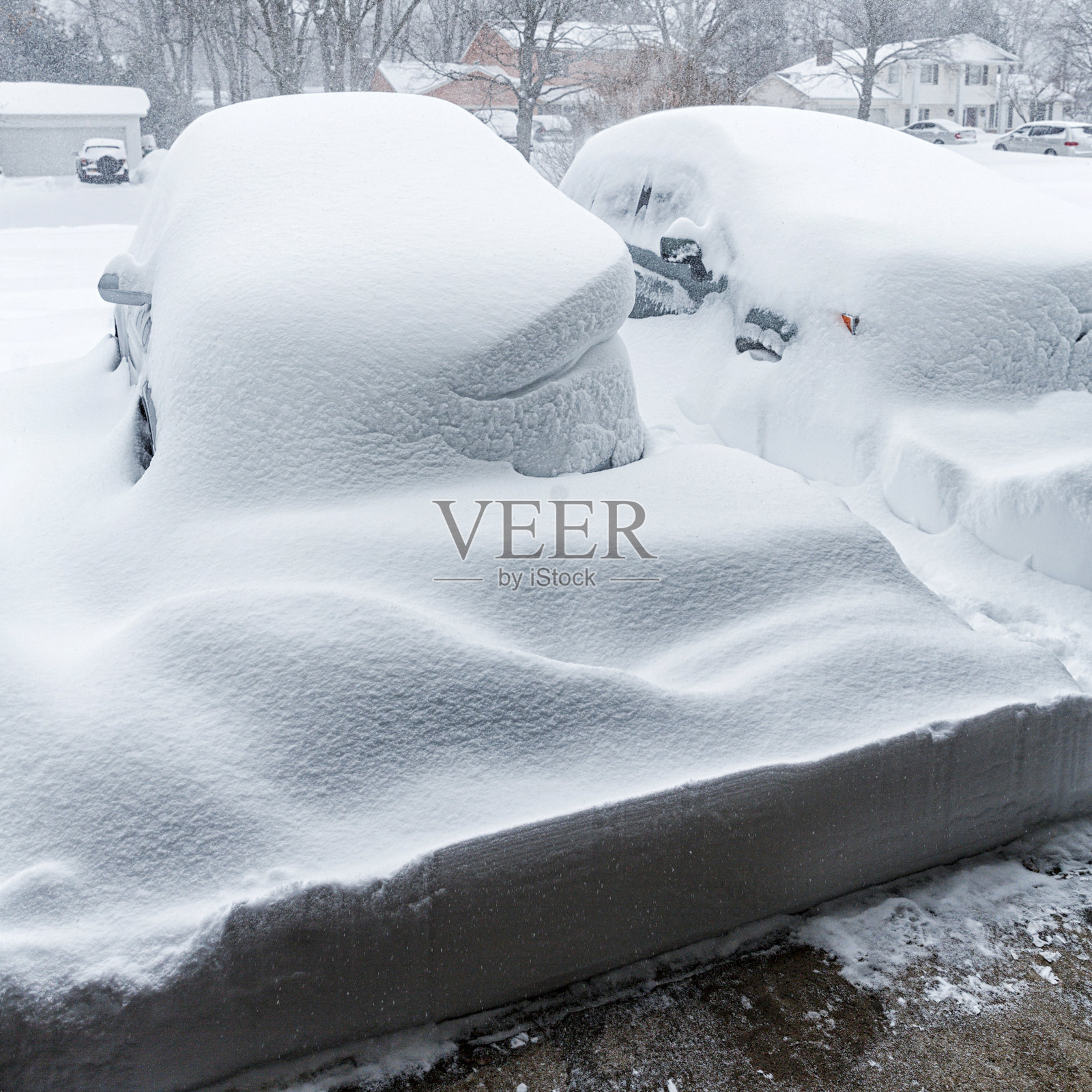 车道上的汽车被厚厚的暴风雪积雪埋没照片摄影图片
