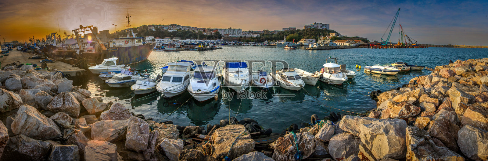 安纳巴的渔港照片摄影图片
