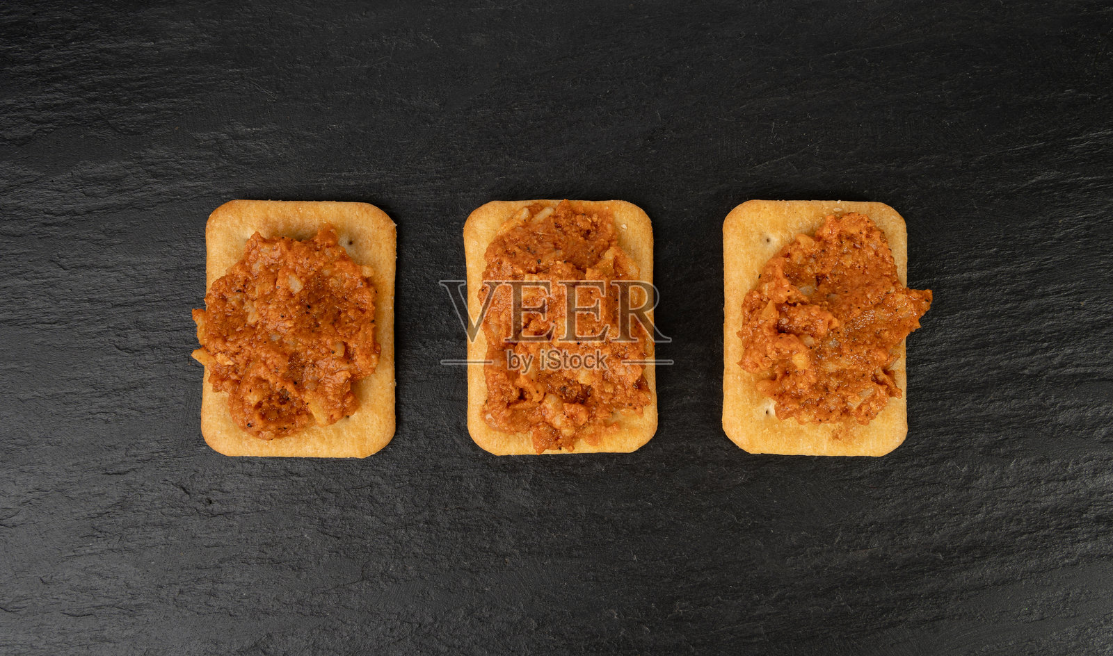 红椒炖菜,斯切青红椒炖肉,传统波兰鱼酱配米饭、番茄酱和蔬菜,背景为白色照片摄影图片