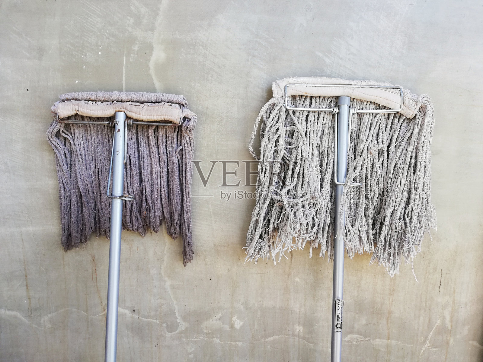 靠近墙壁的拖把特写照片摄影图片
