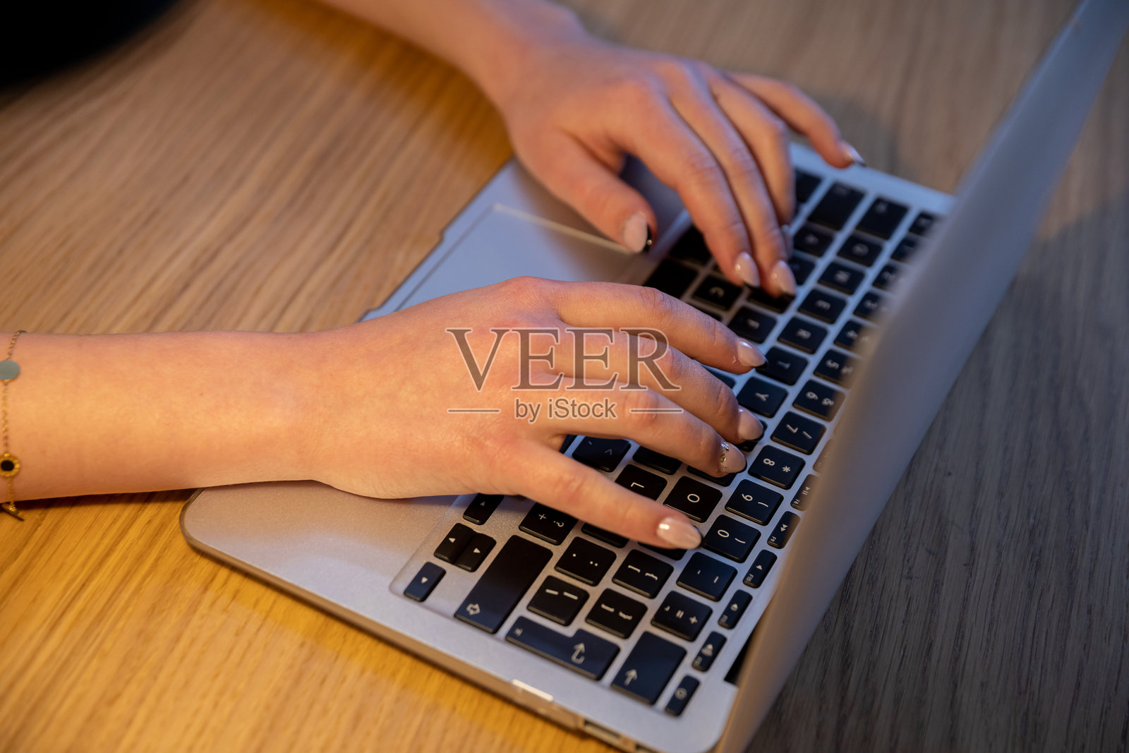 手正在笔记本电脑上积极打字,无论是为了工作还是学习。照片摄影图片