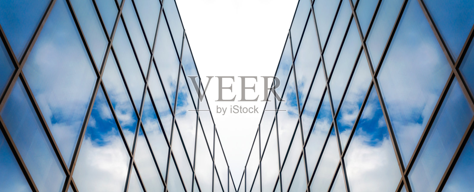 办公室大楼窗户中映射出的蓝天和白云的倒影照片摄影图片