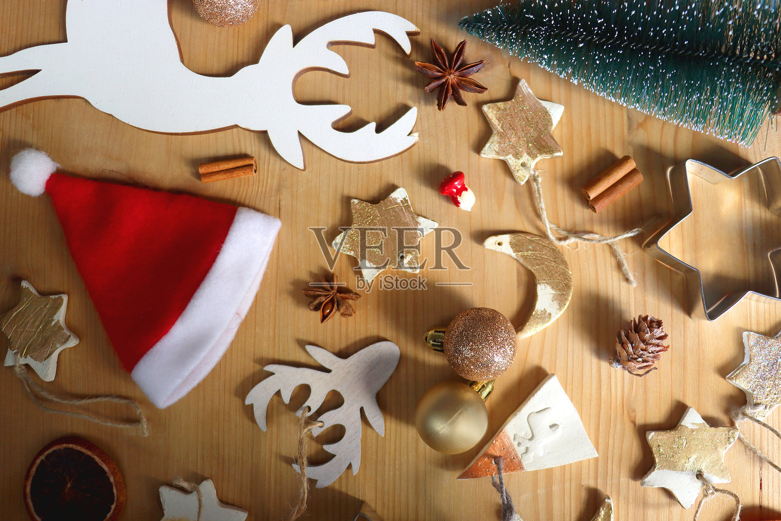 木质背景上的圣诞装饰照片摄影图片