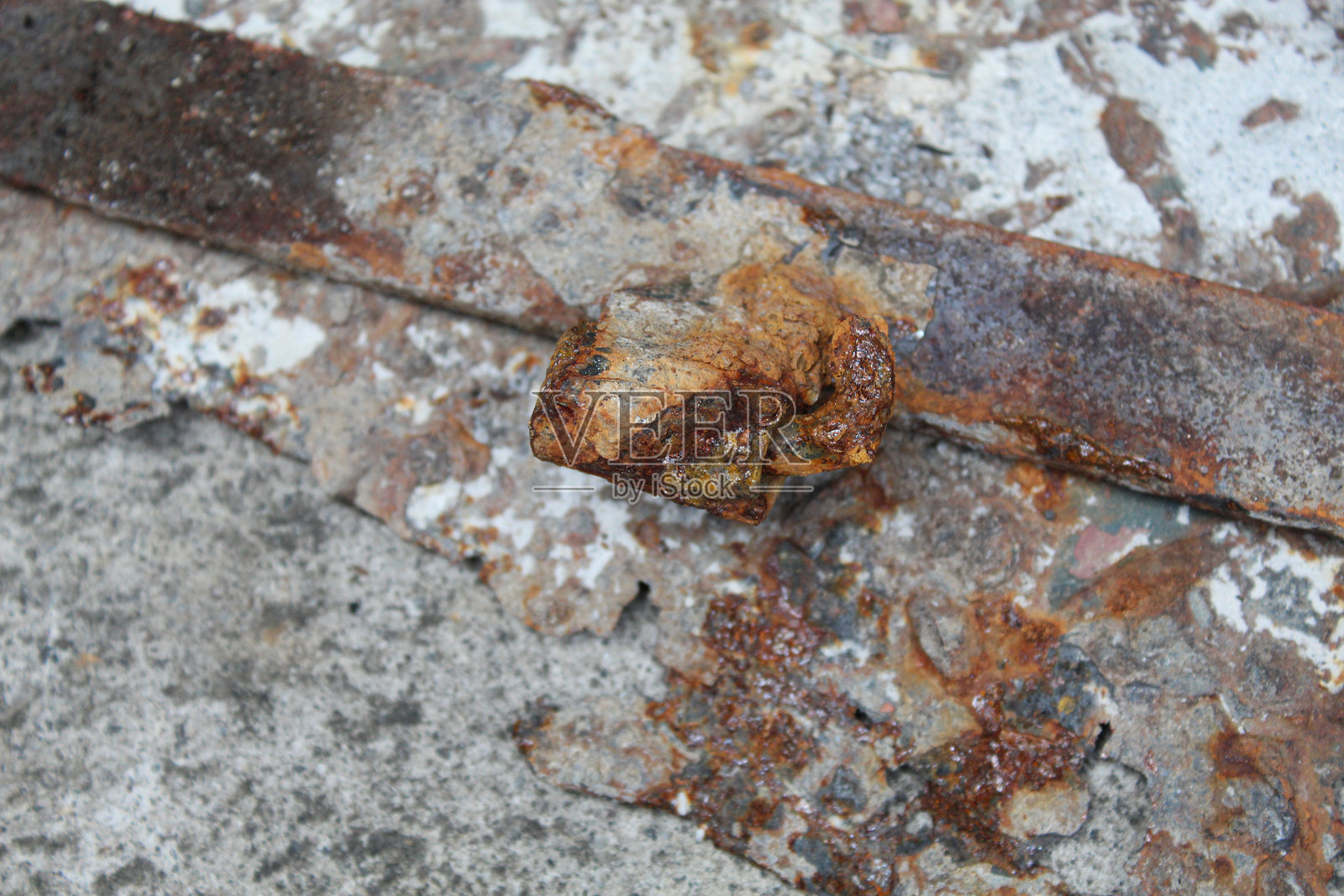 腐蚀和损坏的金属铰链照片摄影图片