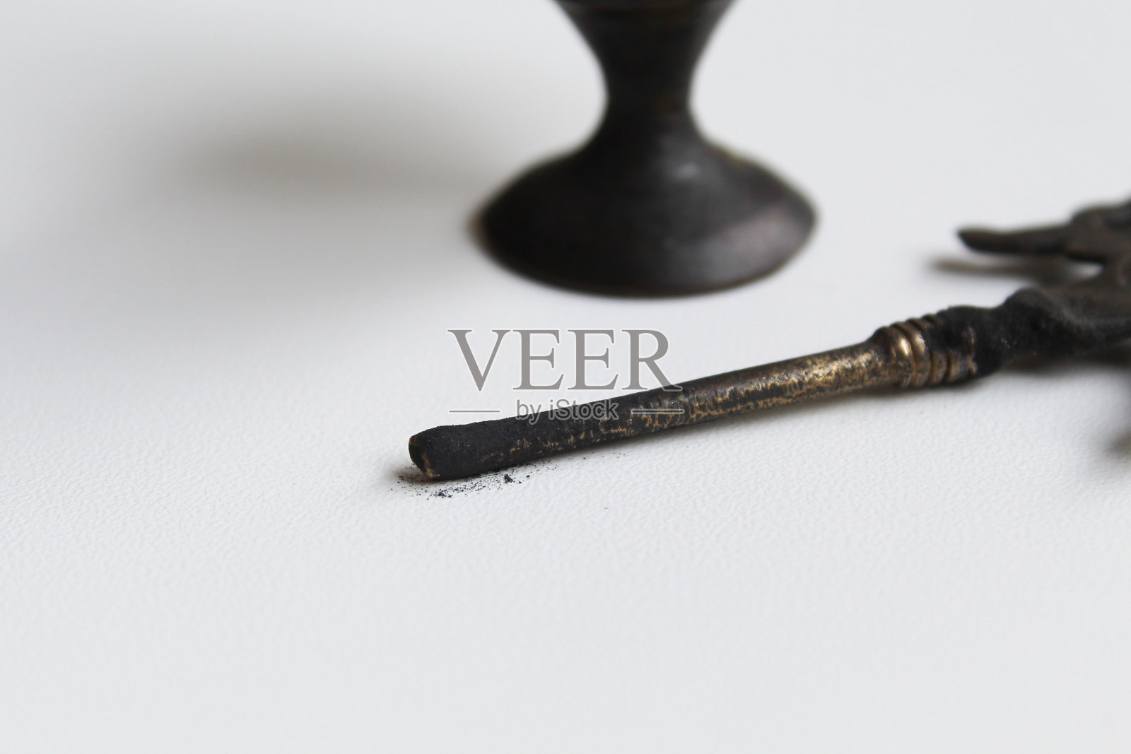 古老的眼线工具,古代金属包装中的眼线笔,内含黑色粉末照片摄影图片