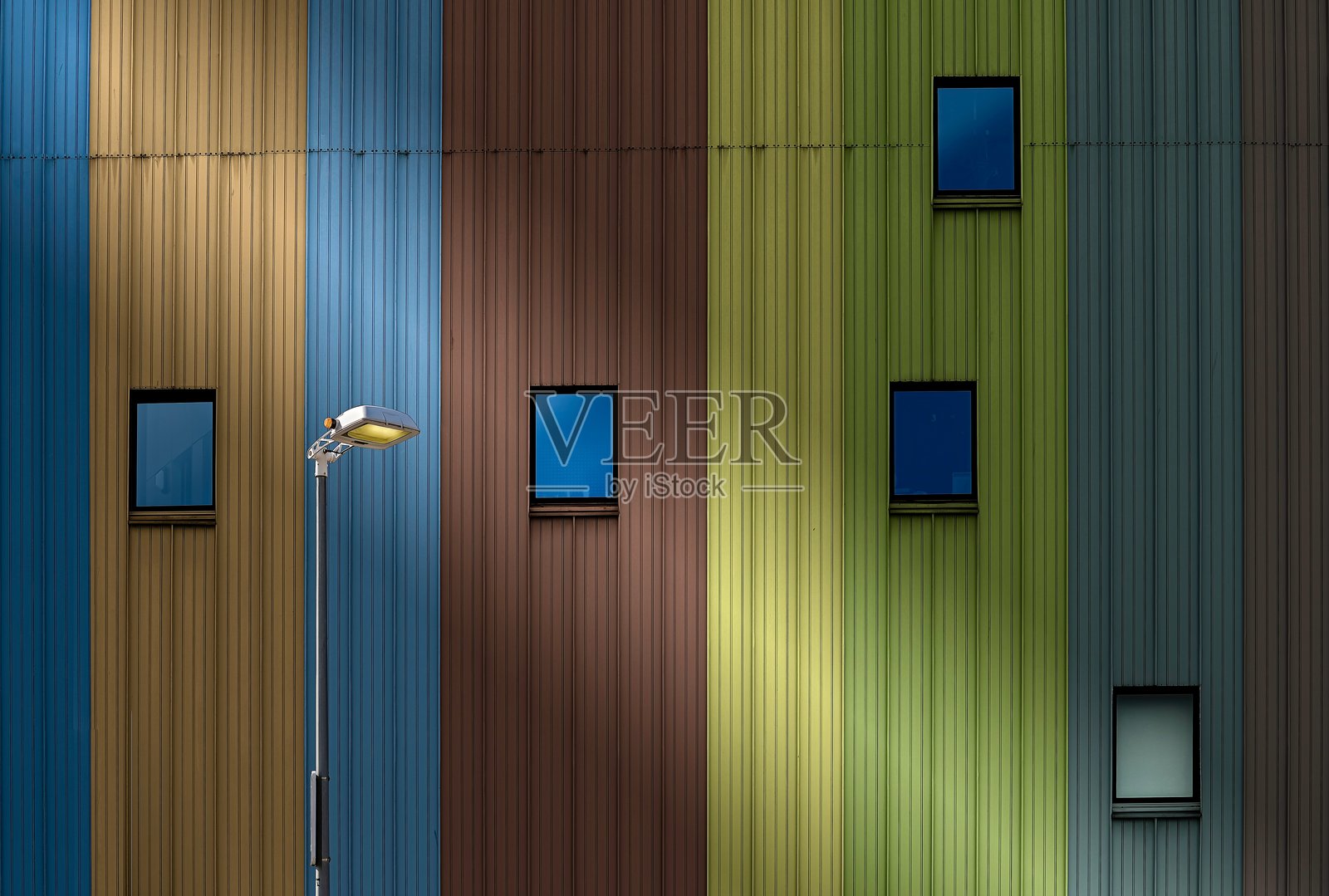 彩色墙壁与街灯照片摄影图片