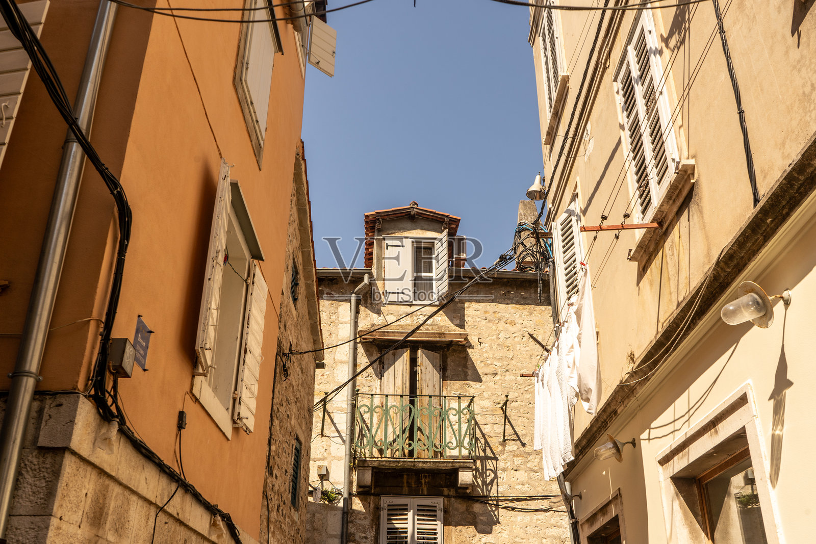 低角度视图的建筑与天空相对照片摄影图片