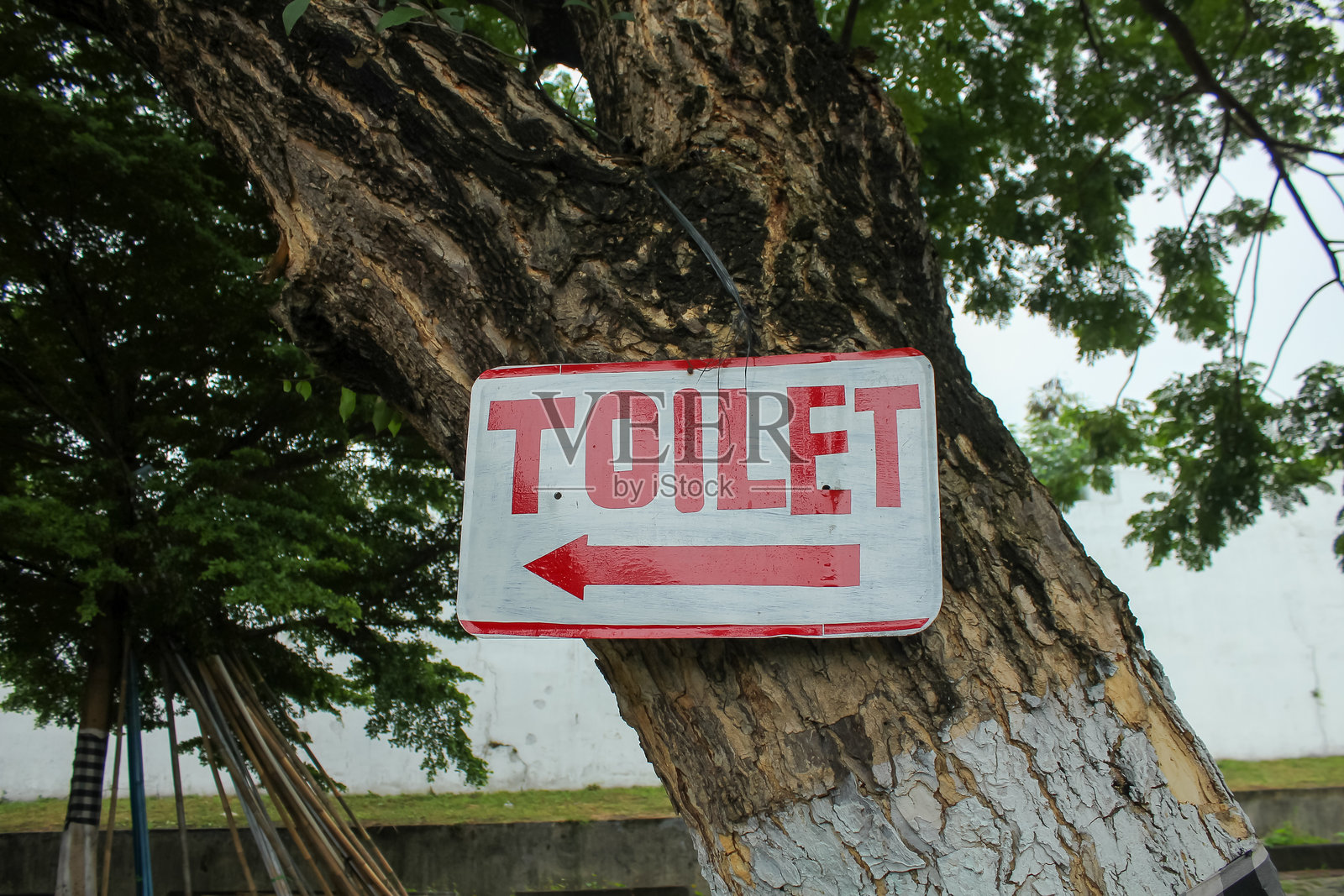 符号指示厕所的方向照片摄影图片