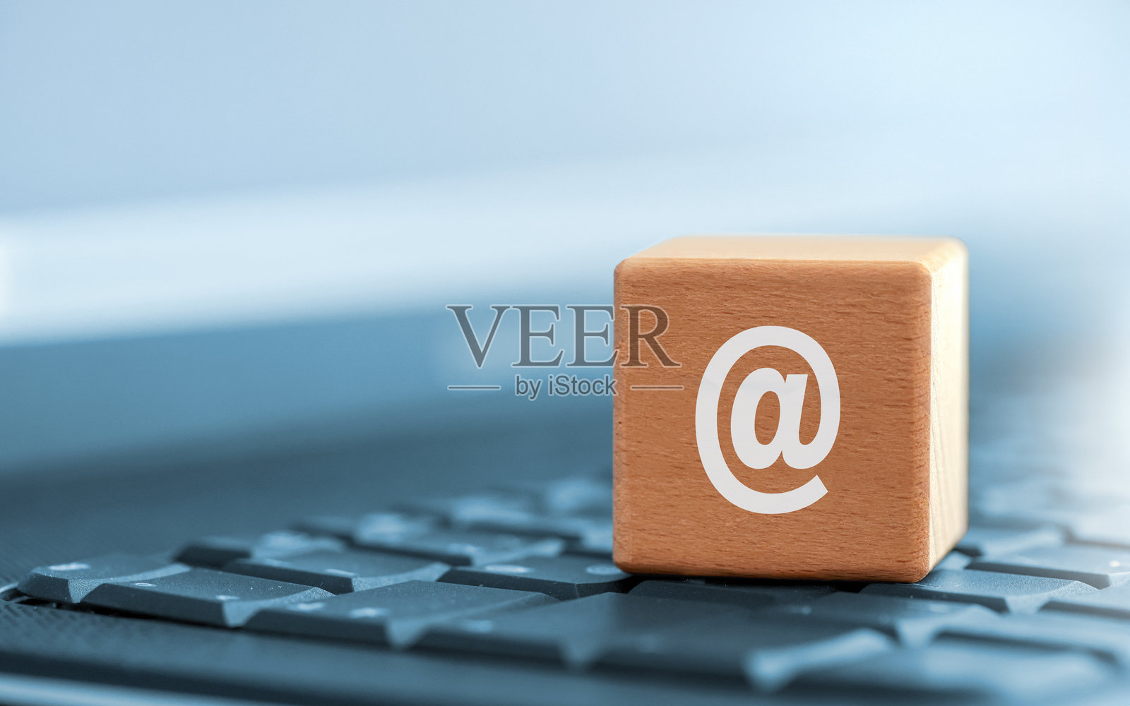 带有@符号的骰子照片摄影图片