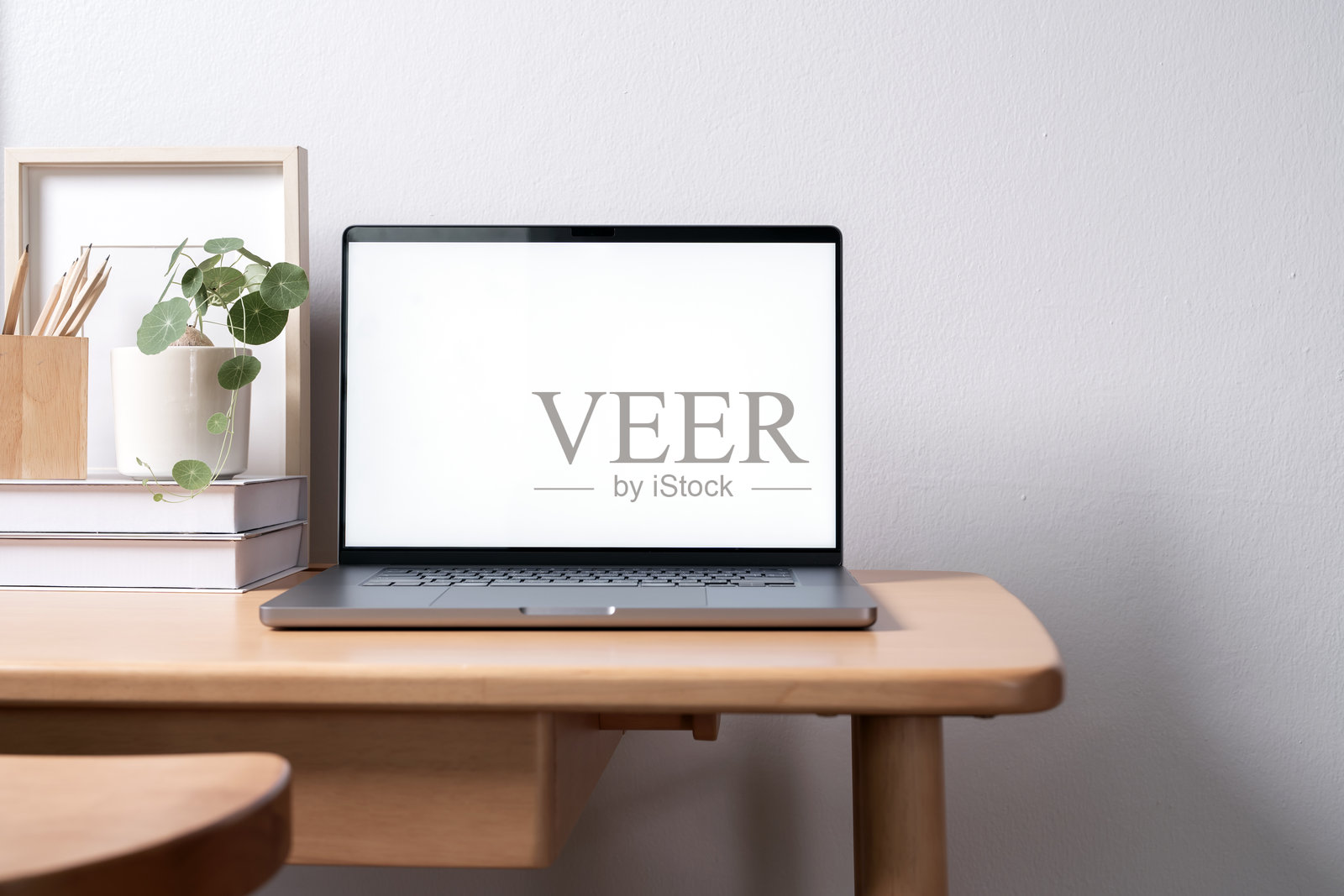 在家庭办公室的木桌上放着一台屏幕空白的打开笔记本电脑照片摄影图片