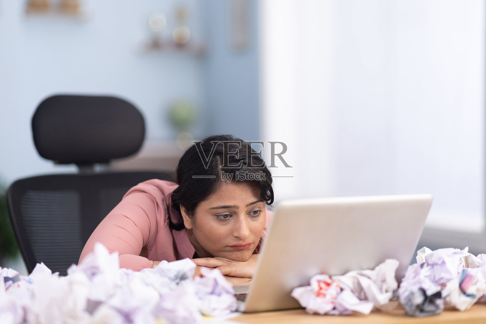 在办公室中感到沮丧的女商人使用笔记本电脑,工作过度照片摄影图片