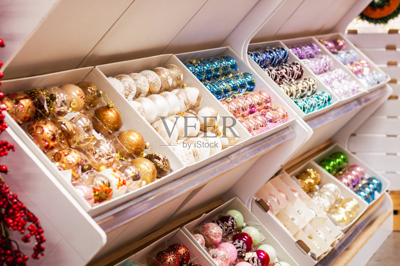 白色架子上的圣诞球照片摄影图片