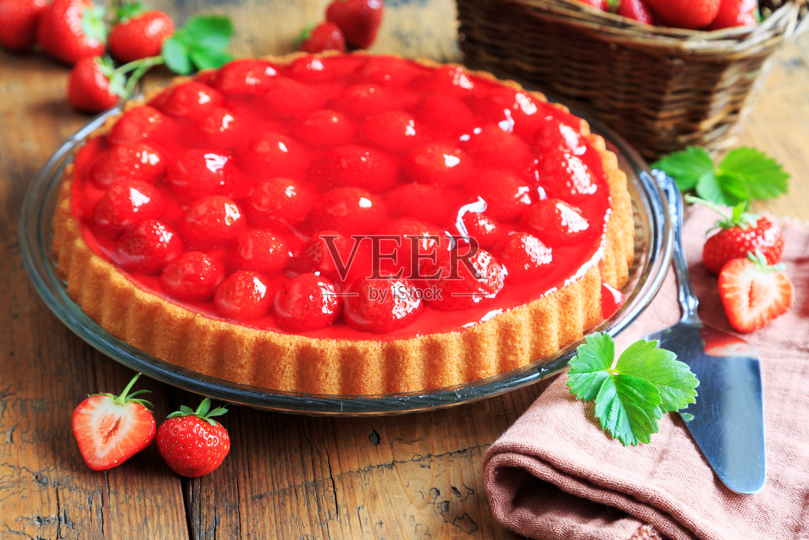 新鲜草莓的草莓蛋糕照片摄影图片