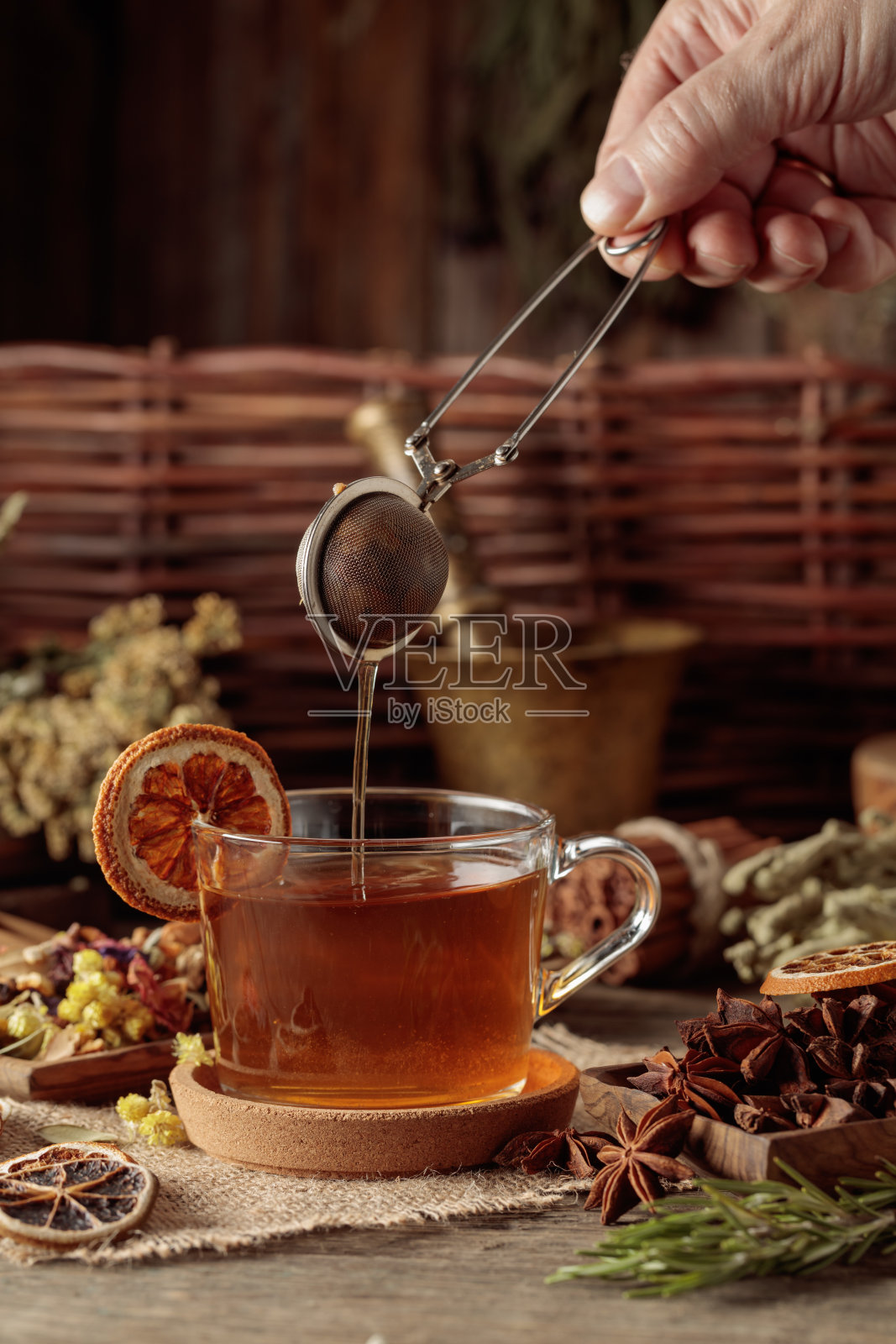 茶与配料和干橙片。照片摄影图片