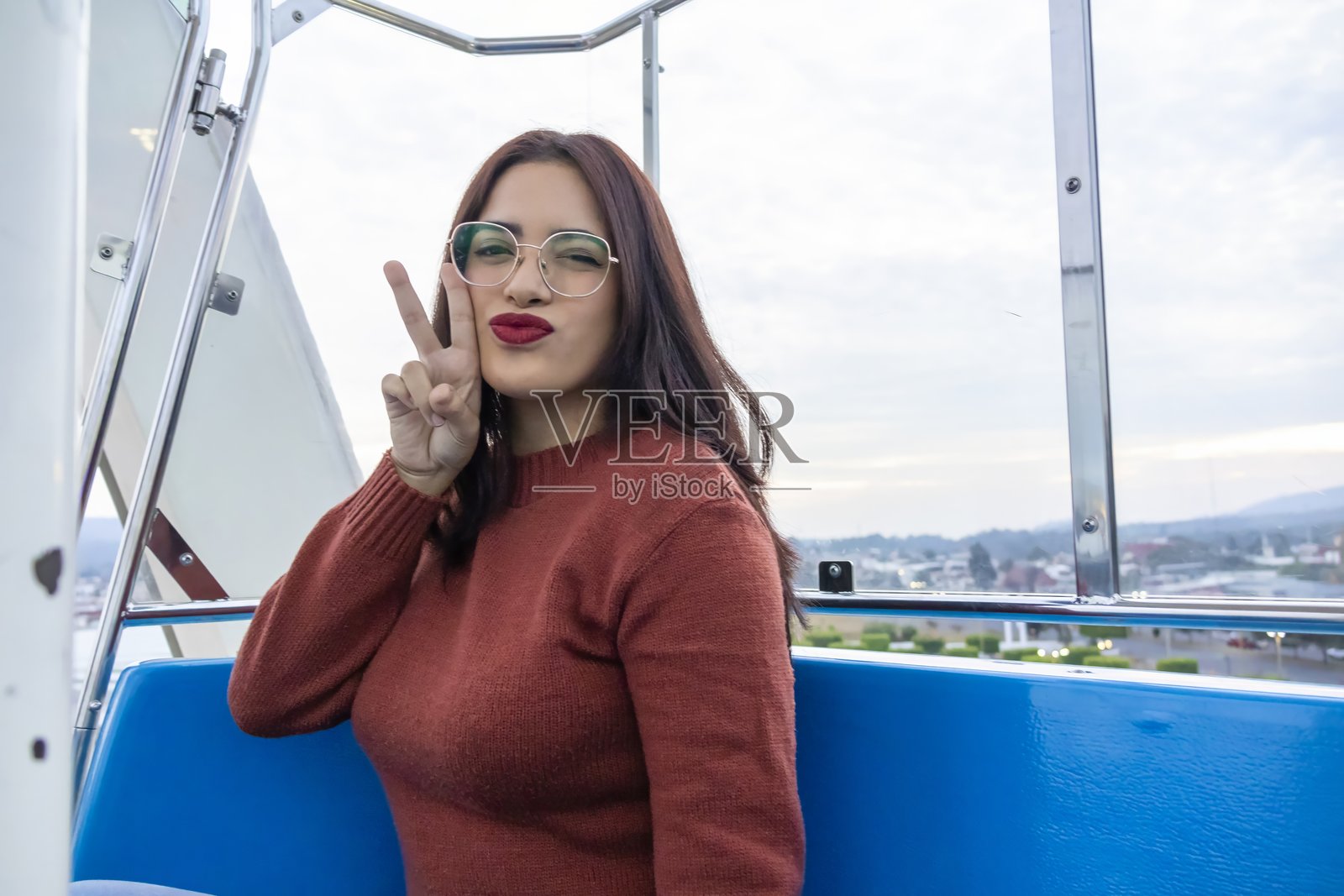 年轻女性做出爱与和平的表情照片摄影图片