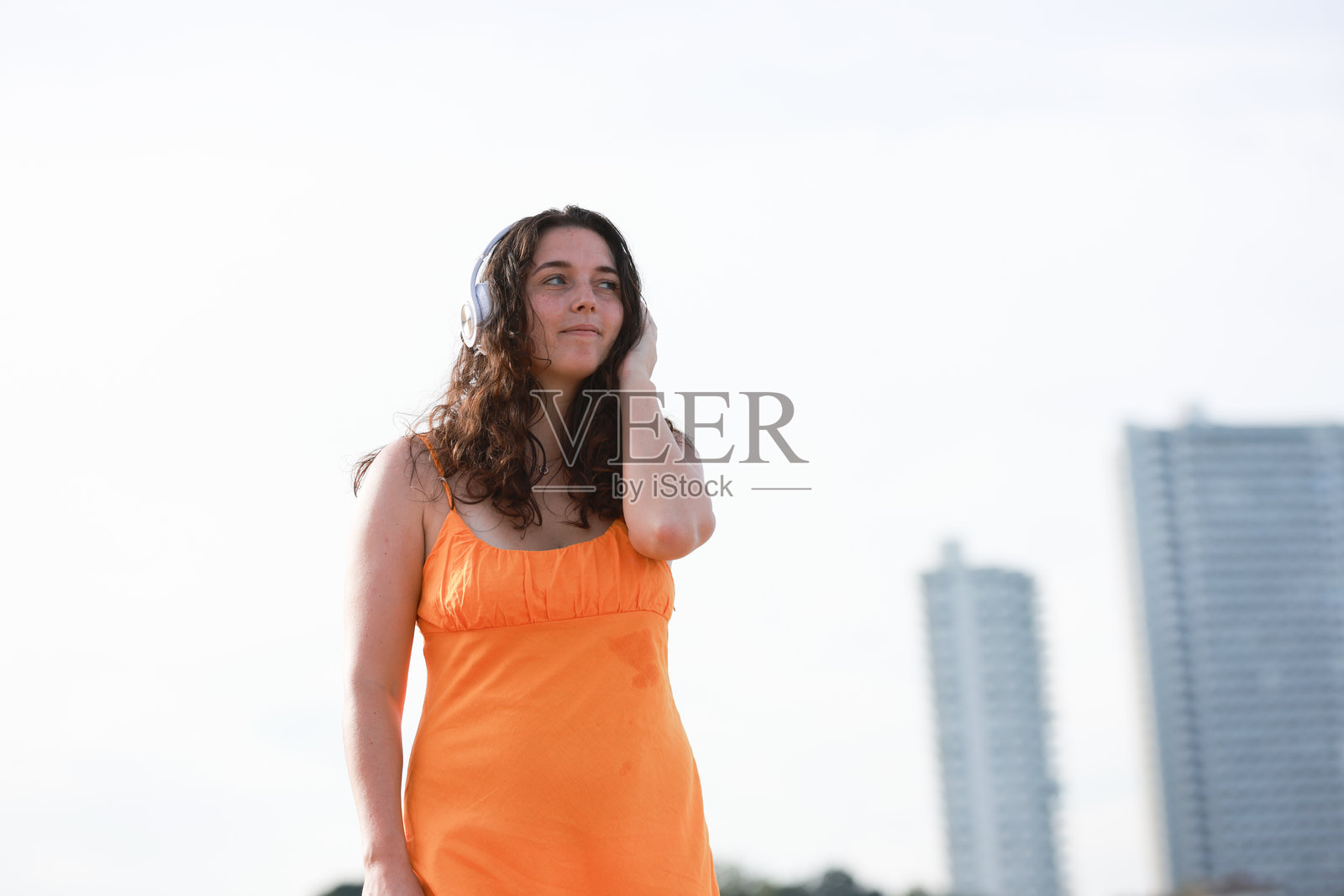 一位快乐年轻母亲在海边沙滩上的肖像。家庭生活方式。母爱的体现。照片摄影图片