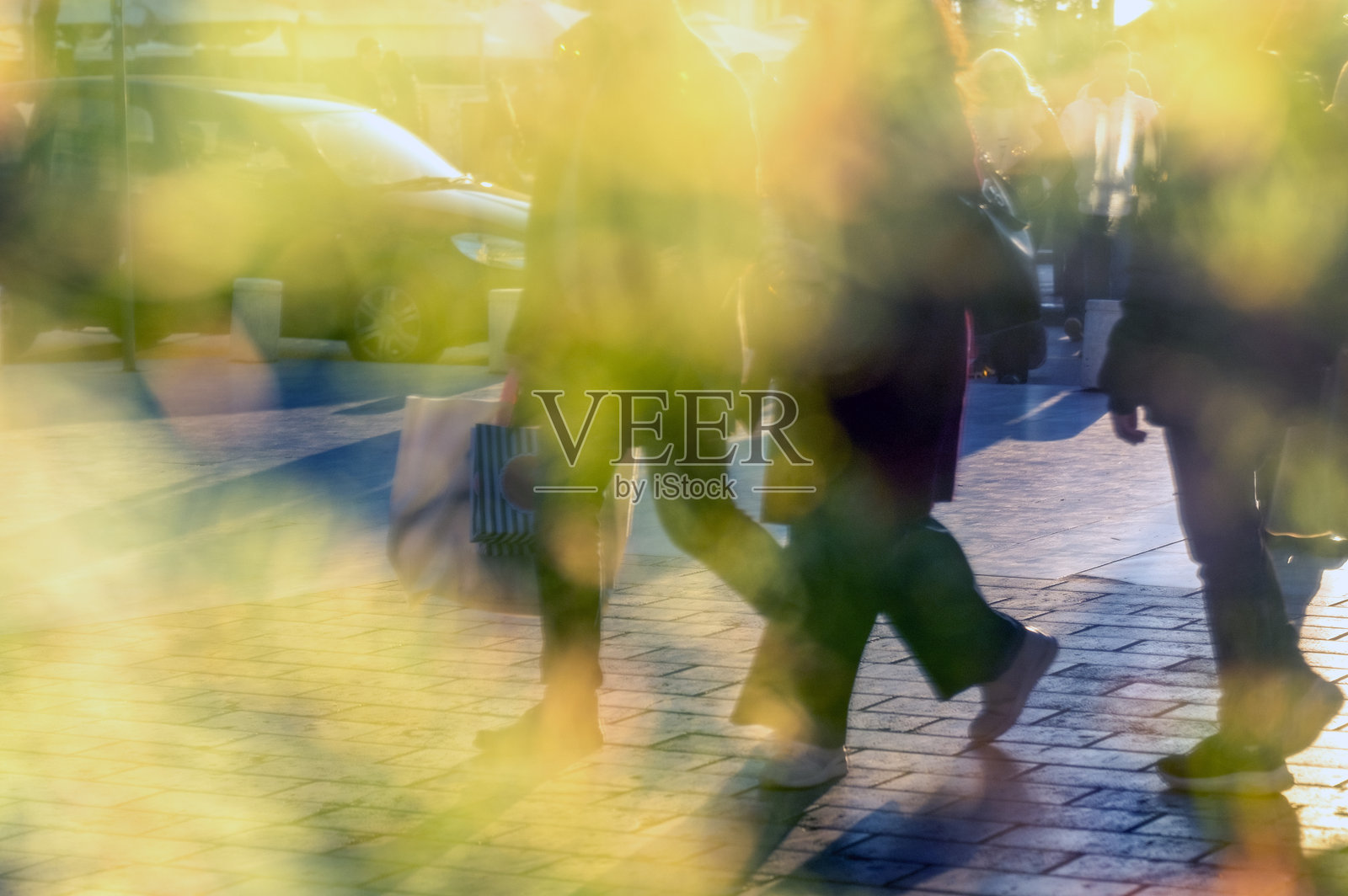 圣诞节期间在塞萨洛尼基街头散步照片摄影图片