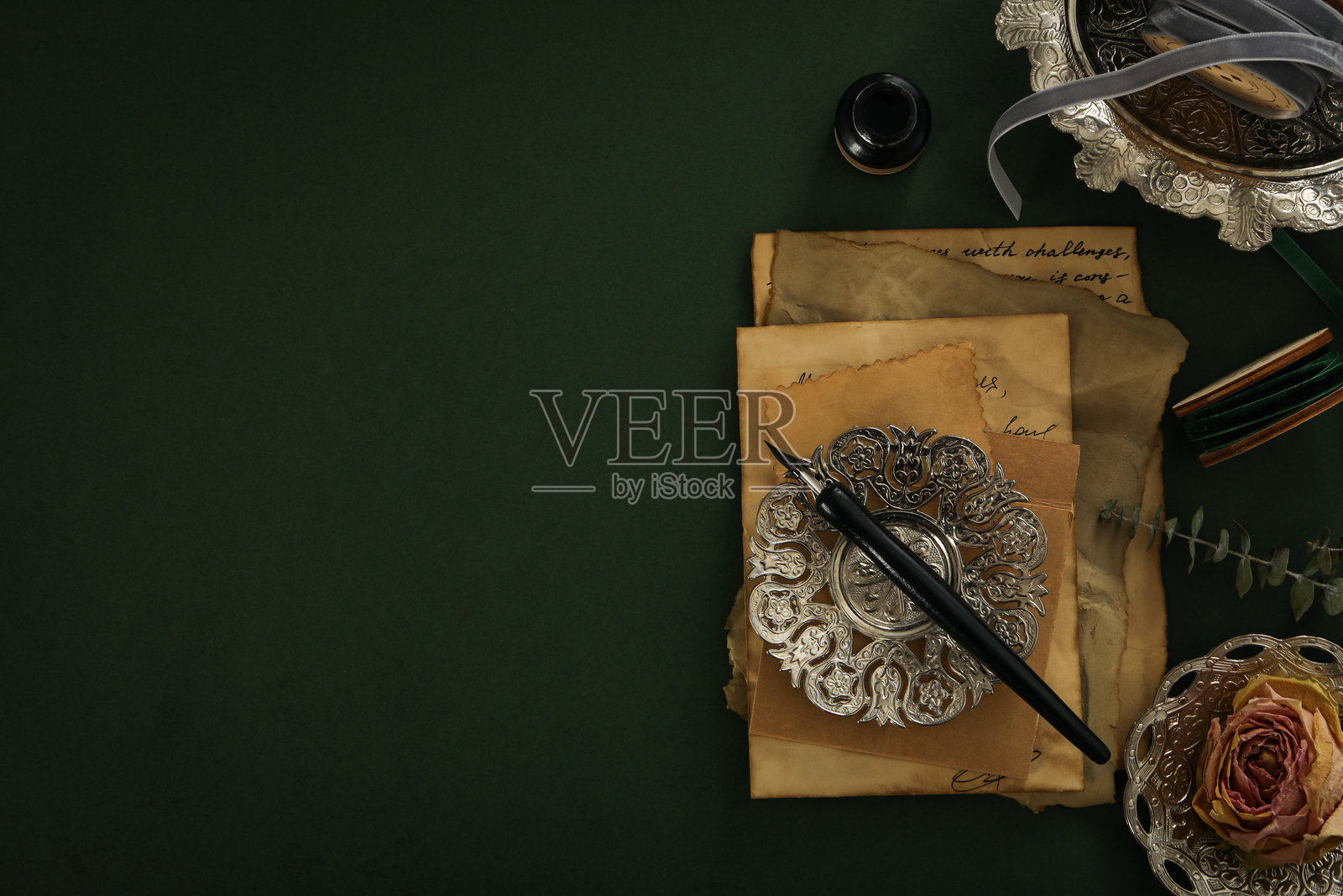 旧信件、银色复古盘子和墨水笔在绿色背景上,留有文本空间照片摄影图片