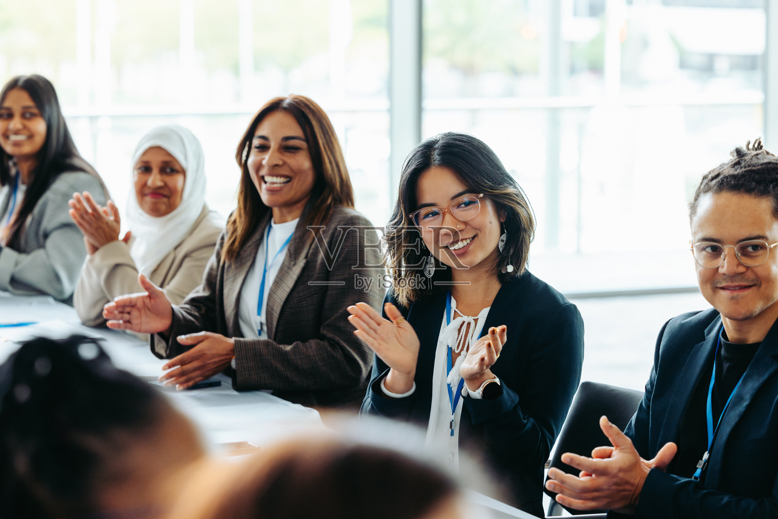 多元化的商业团队在会议中交流反馈和赞赏,促进合作与成功照片摄影图片