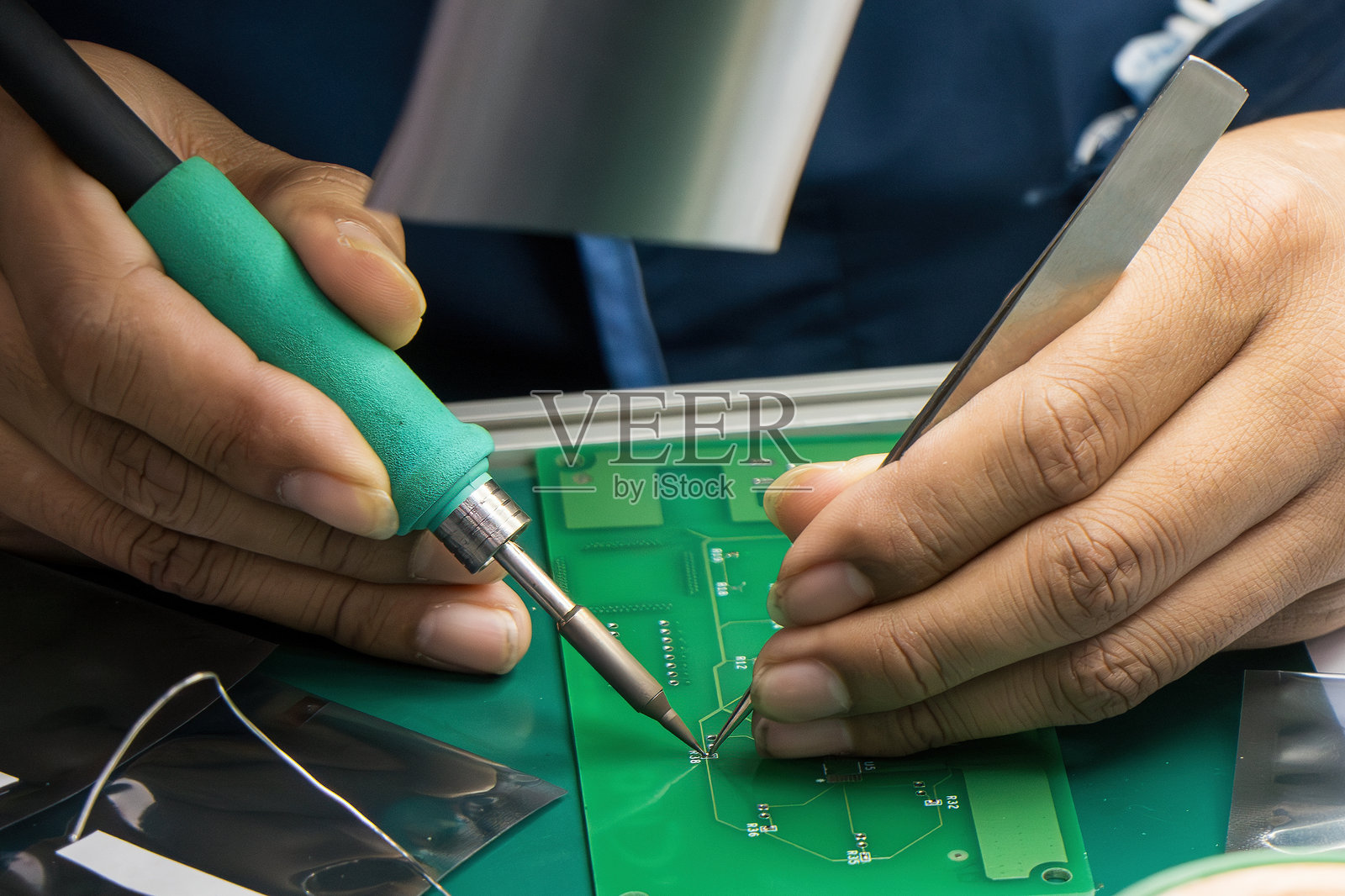 熟练操作员进行焊接作业的特写场景。照片摄影图片