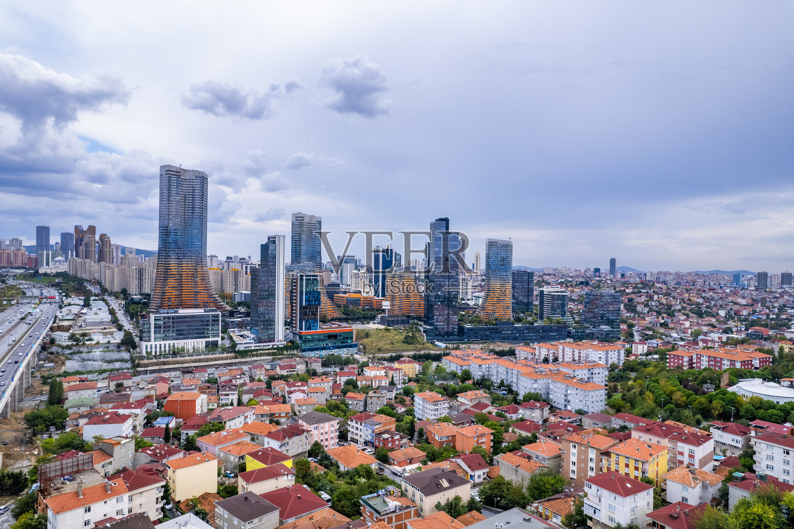 土耳其伊斯坦布尔的阿塔谢希尔区。阿塔谢希尔是一个现代化的区域,拥有摩天大楼。阿塔谢希尔位于伊斯坦布尔的亚洲部分。照片摄影图片