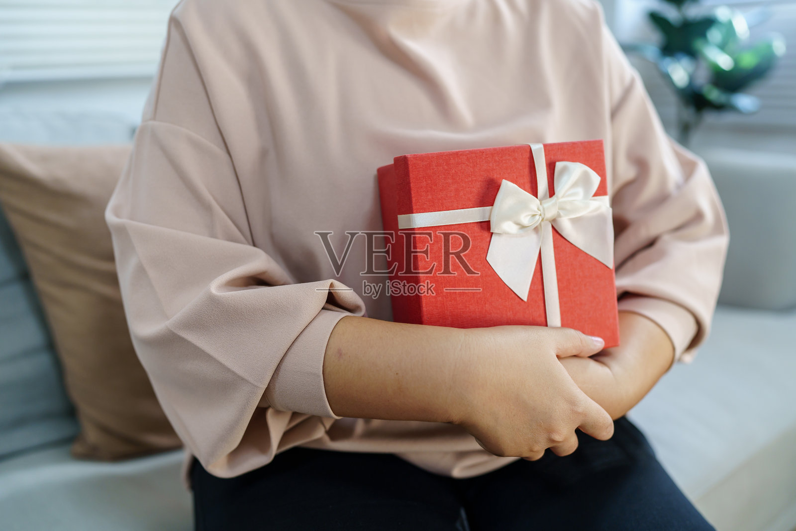 快乐的女人拥抱礼物盒。收到情人节礼物。开心的女孩与圣诞礼物或打开的盒子,圣诞、新年、生日礼物。照片摄影图片