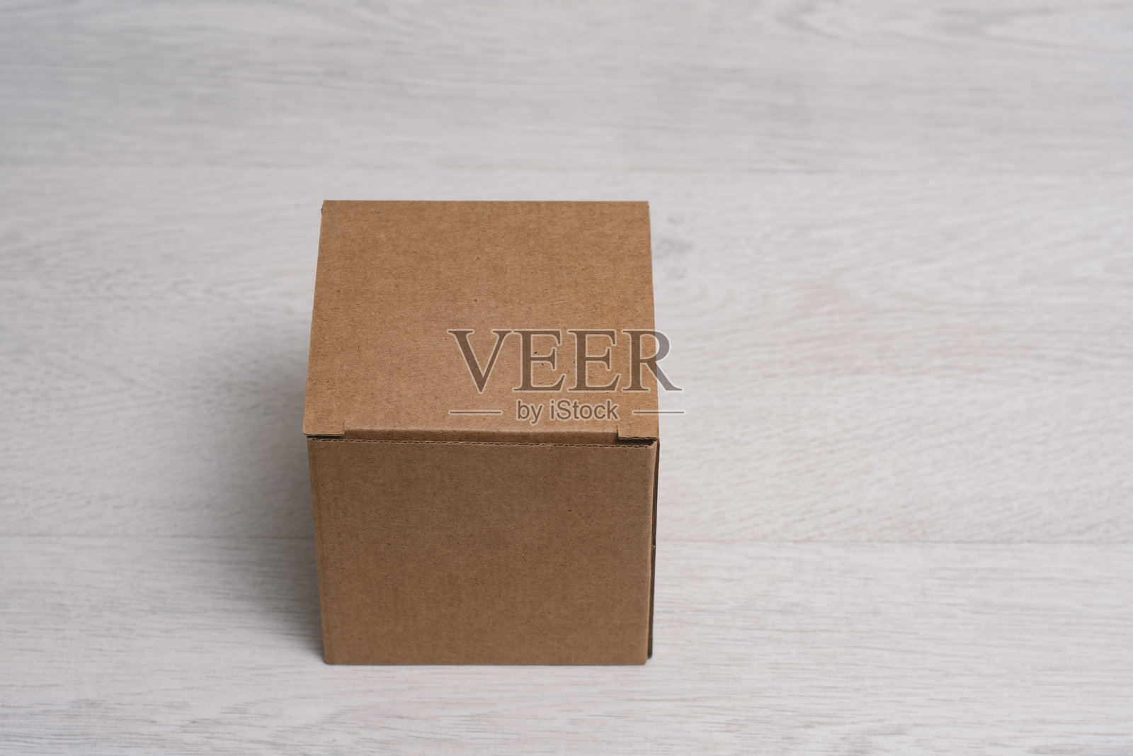 环保包装可持续运输箱,背景为浅色。简单而坚固的包装用于产品保护。照片摄影图片