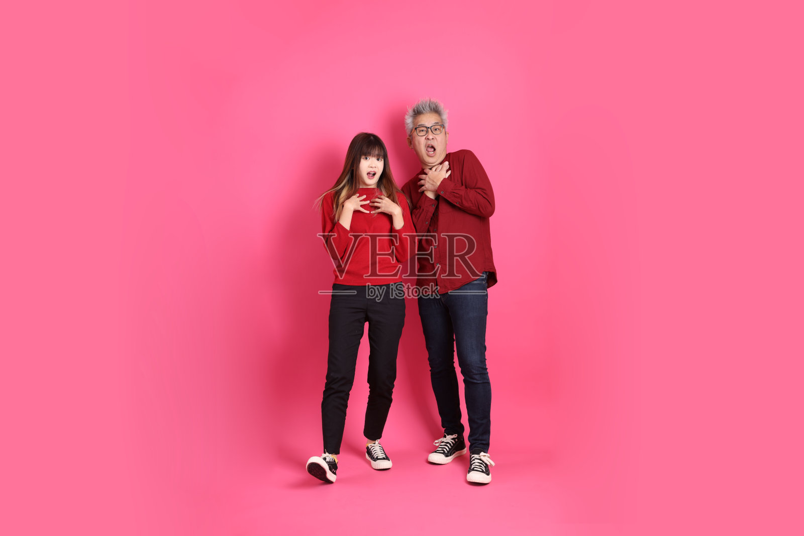 穿着红色衣服的男女照片摄影图片