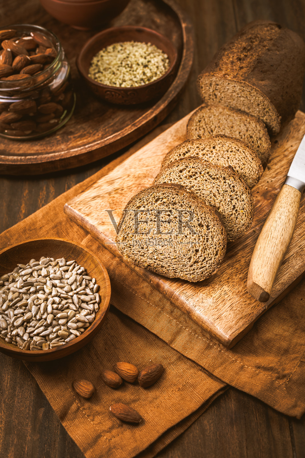 无麸质面包,自制的古饮食或生酮饮食面包,配有种子和坚果照片摄影图片