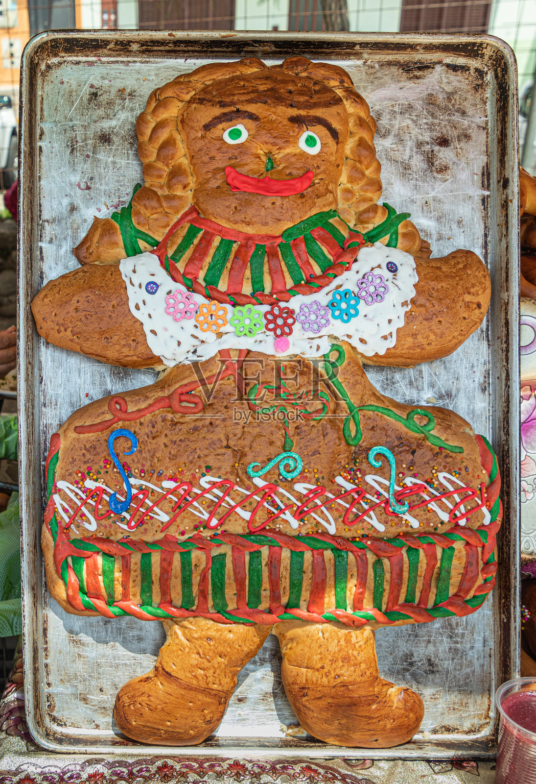 大型“亡灵节”面包“Guagua de pan”。照片摄影图片