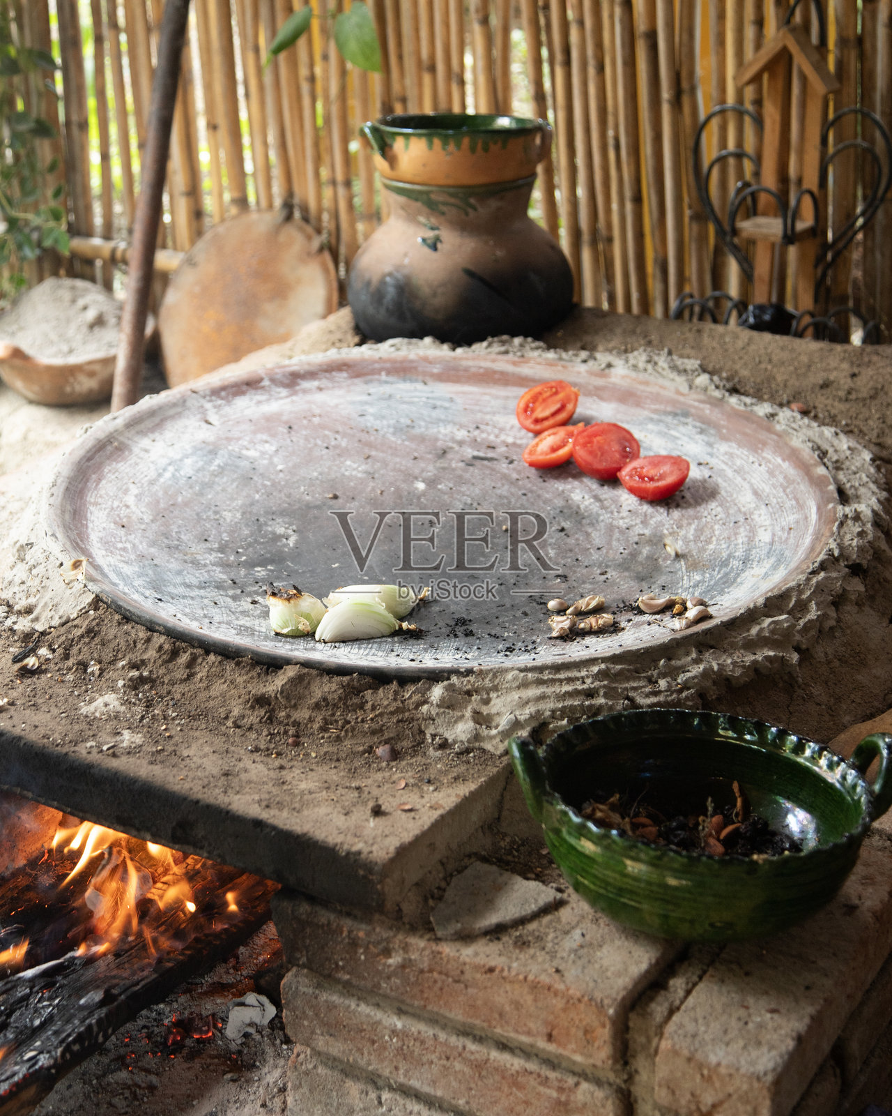 番茄、洋葱和墨西哥大蒜。这些食材在火上用铁板烹饪,以准备正宗的墨西哥黑摩尔酱。照片摄影图片