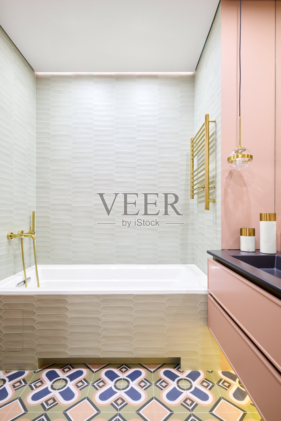 时尚现代的浴室,配有优雅的特色、创意元素和独特的瓷砖设计照片摄影图片